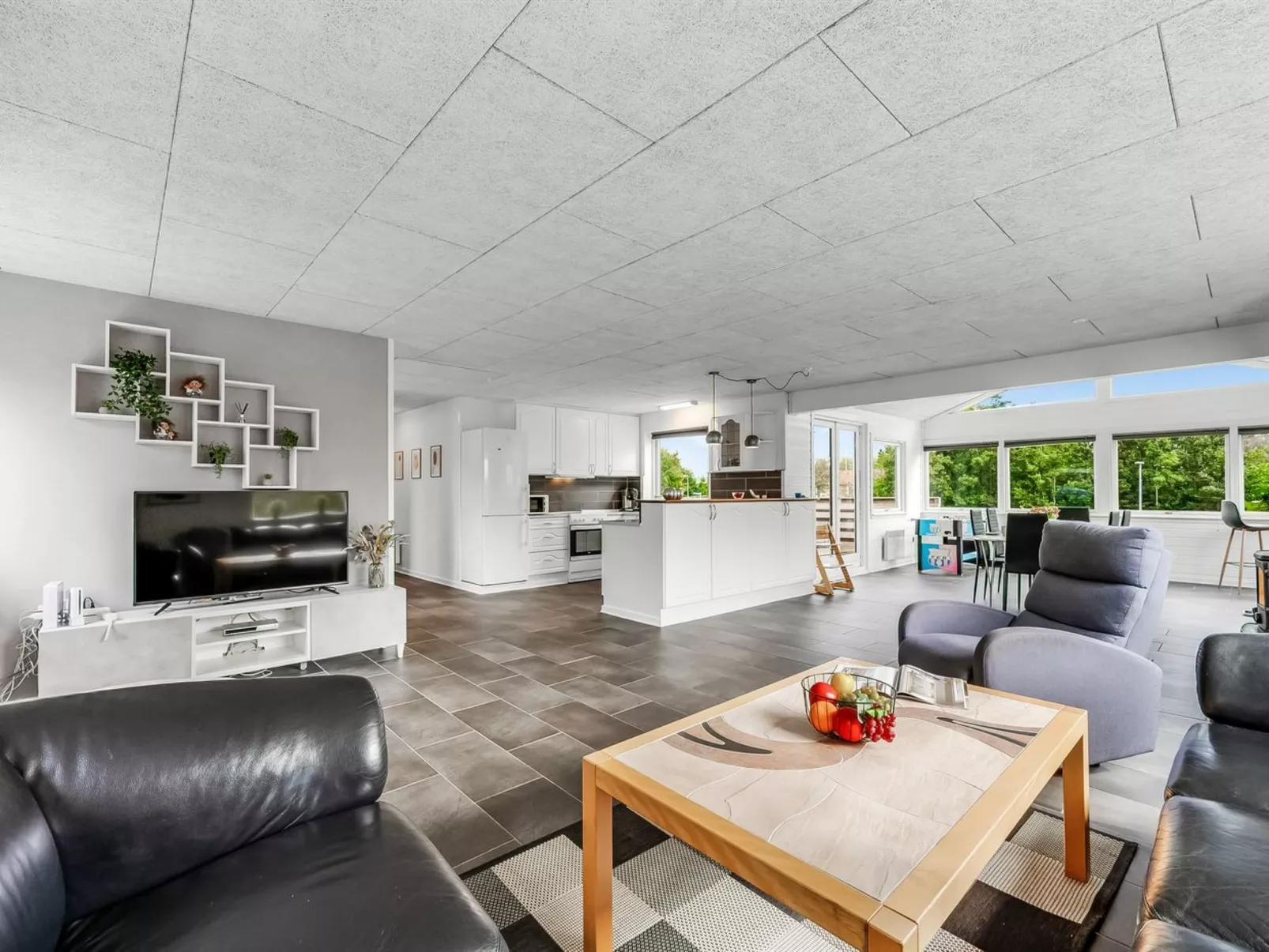 "Amine" - 300m to the fjord-Inside