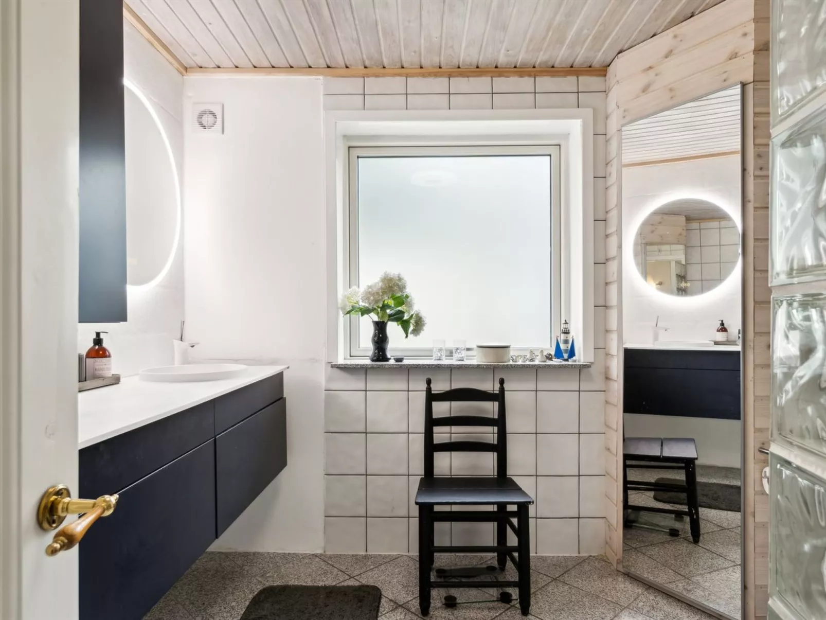 "Mark" - 1.2km from the sea-Inside