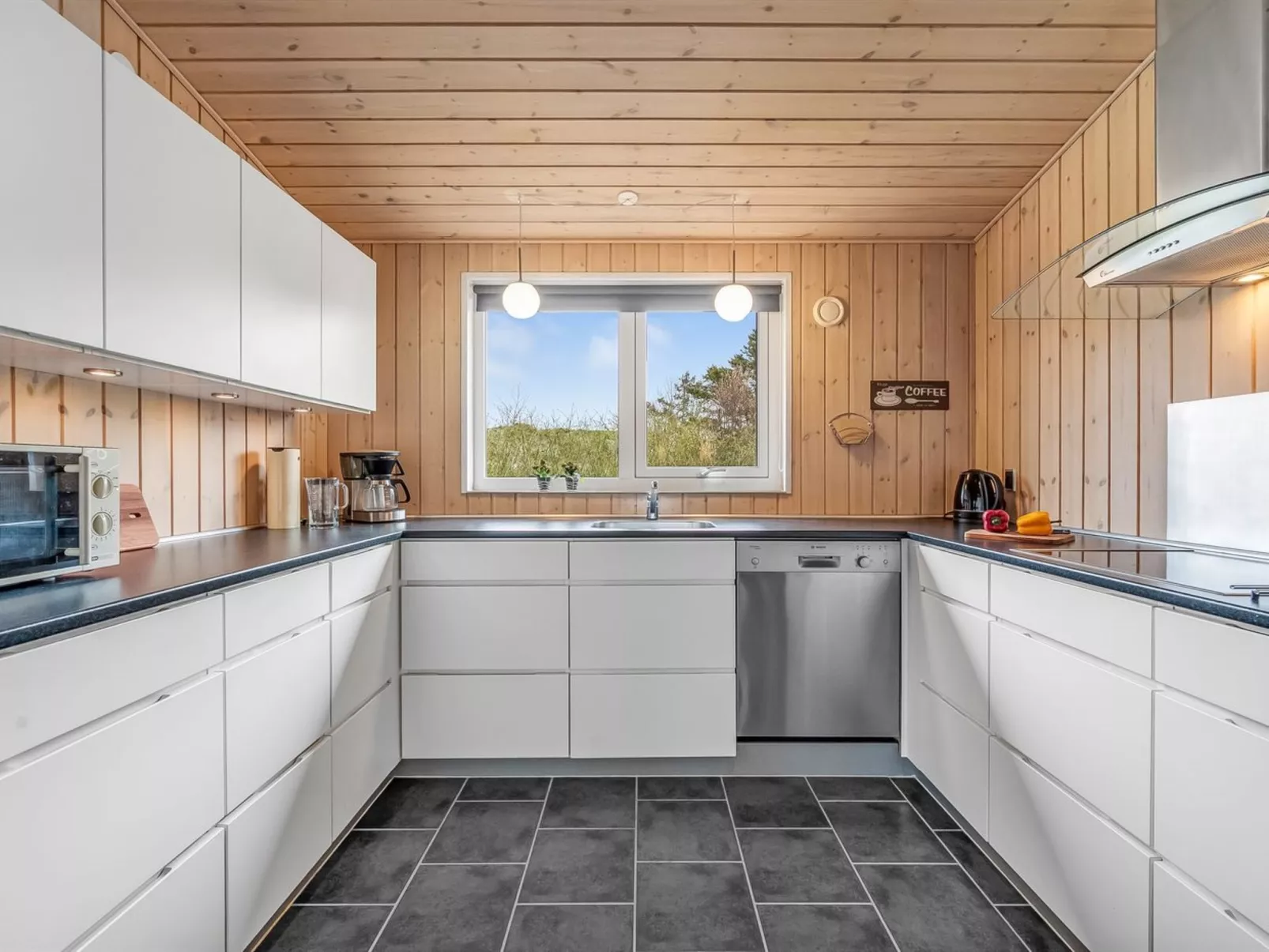 "Anelise" - 800m to the fjord-Drinnen