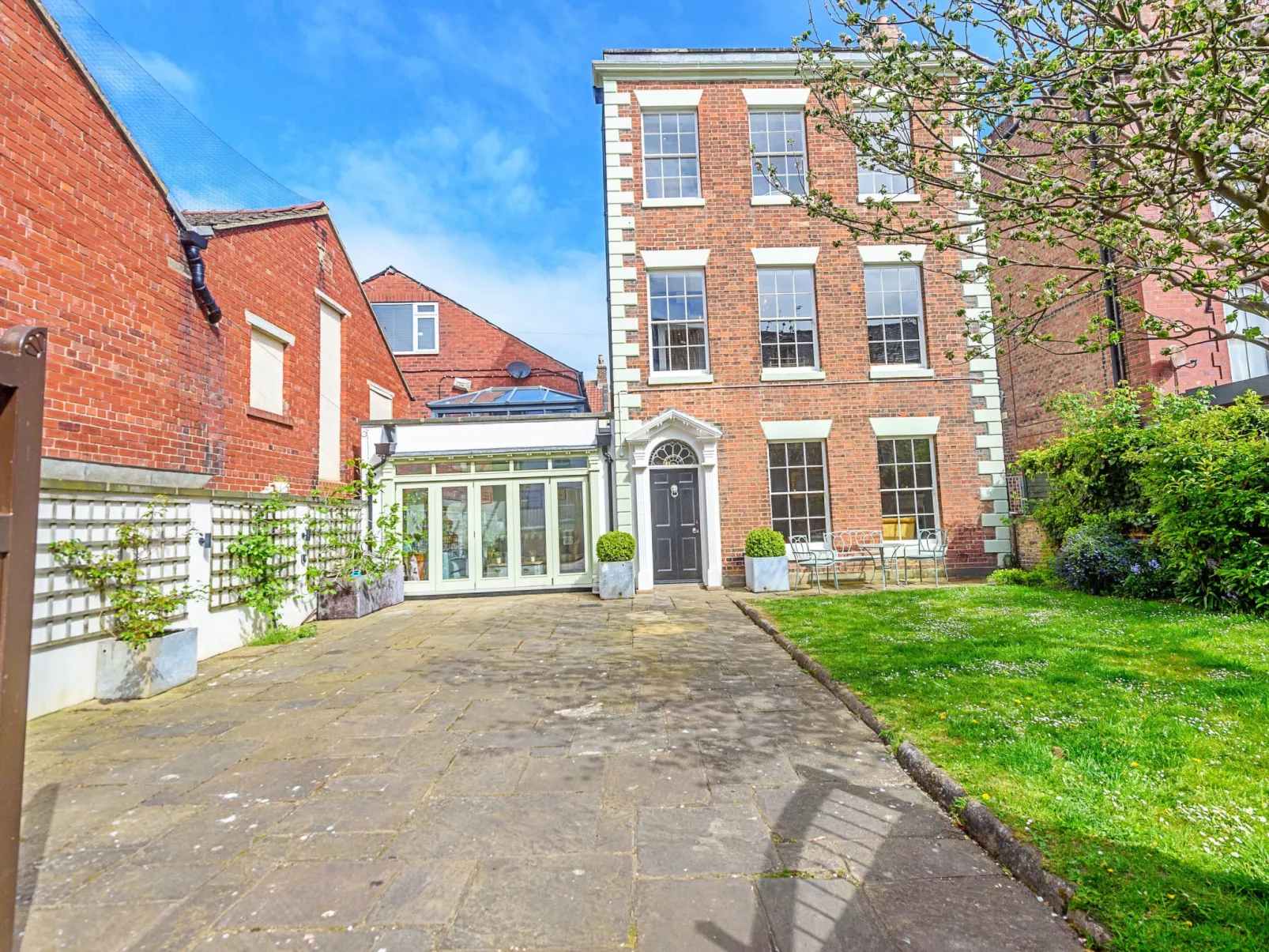 Harold Villa-Draußen