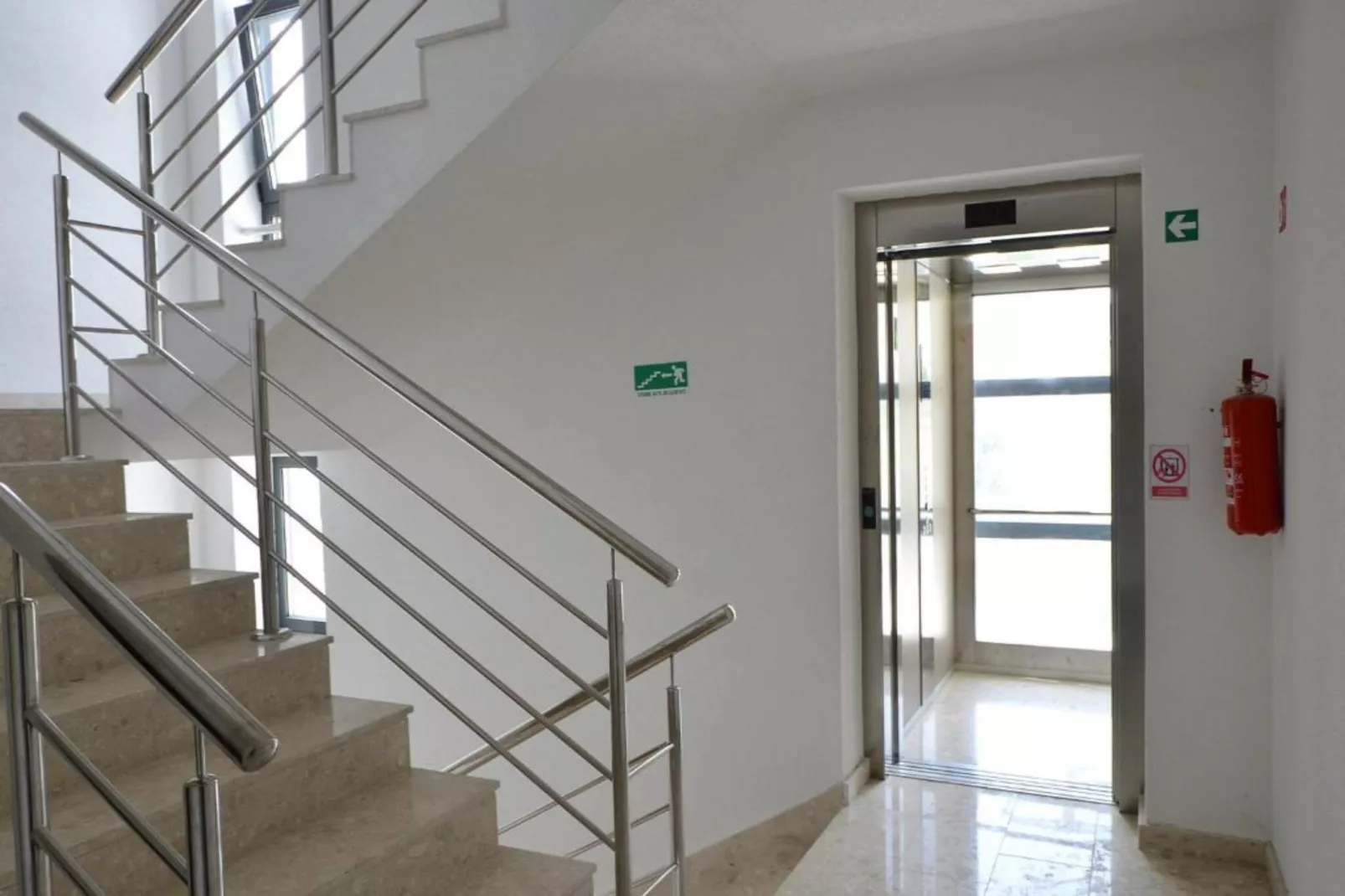Apartment Sunshine Trogir - Three Bedroom Apartment with Balcony-Escalier