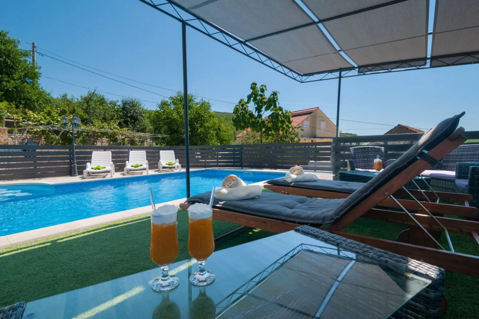 Five-Bedroom Home-Schwimmbad