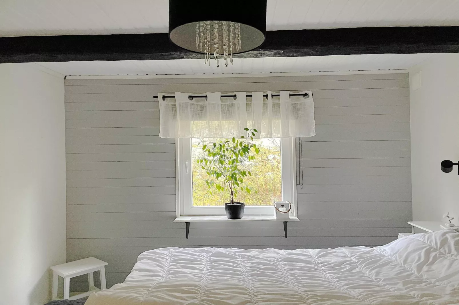 Cozy Forest Hideaway with Hot Tub-Indoor