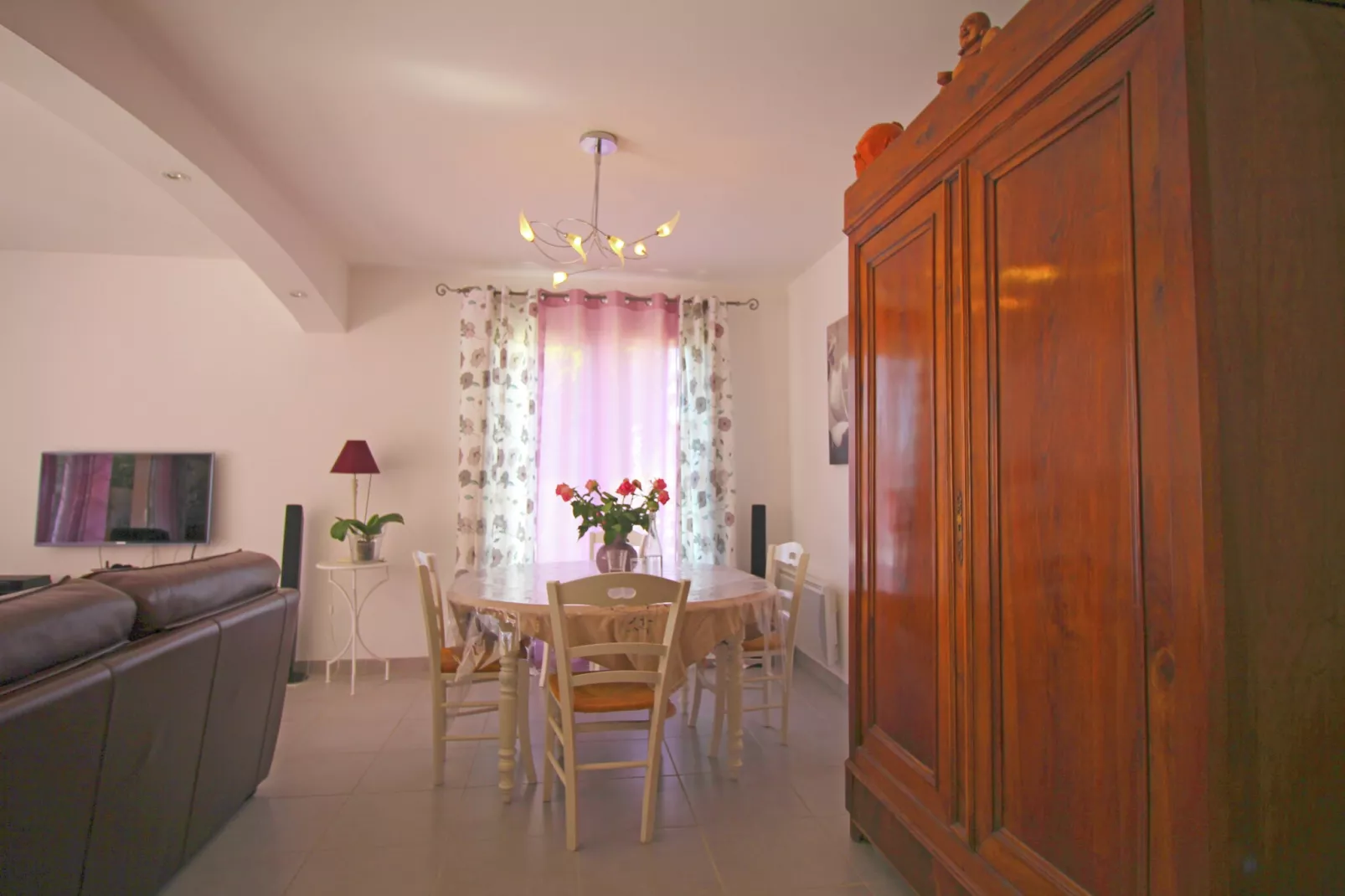 Belle maison de vacances avec piscine privée-Salle à manger