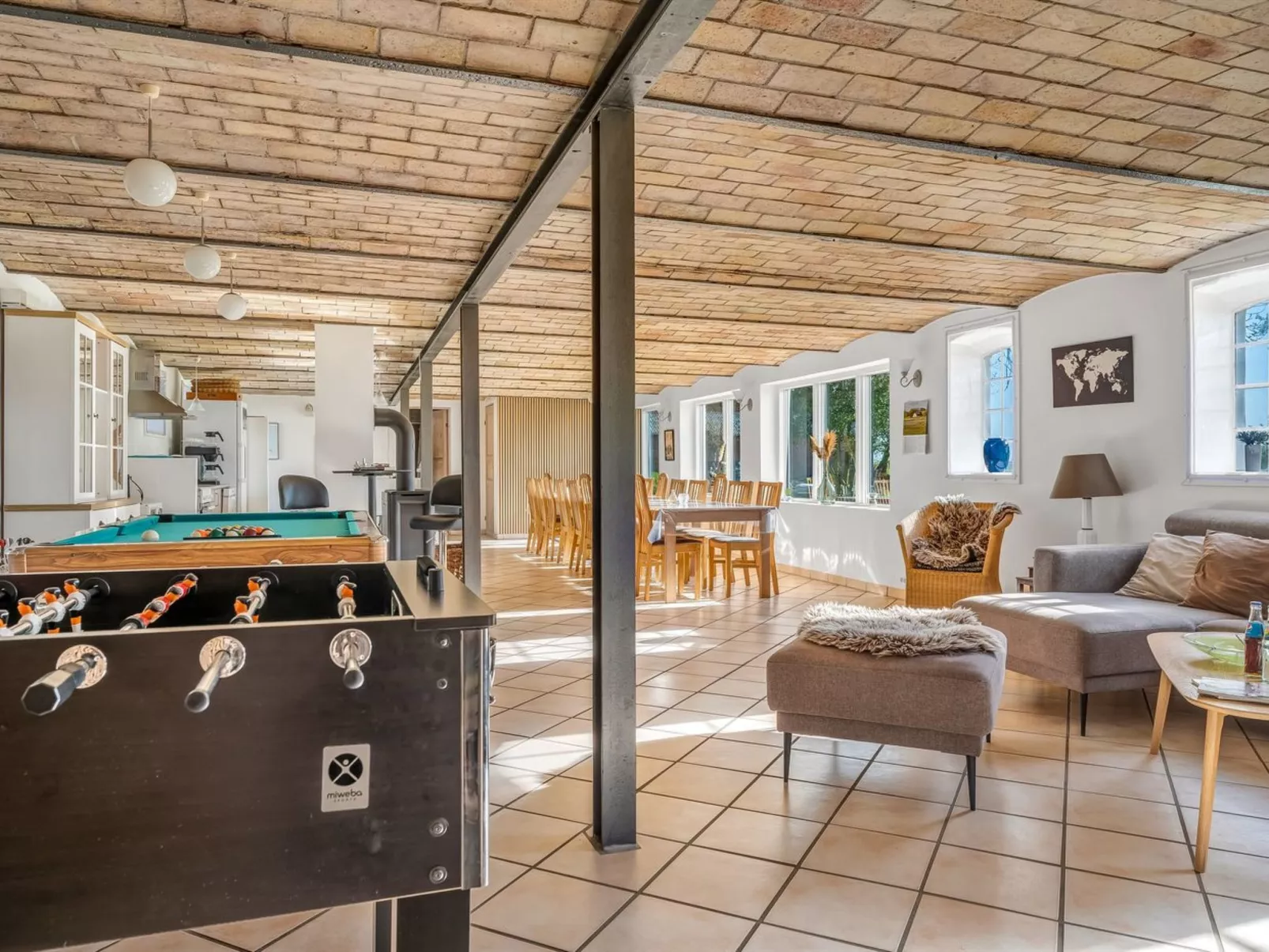 "Kara" - 100m to the fjord-Drinnen