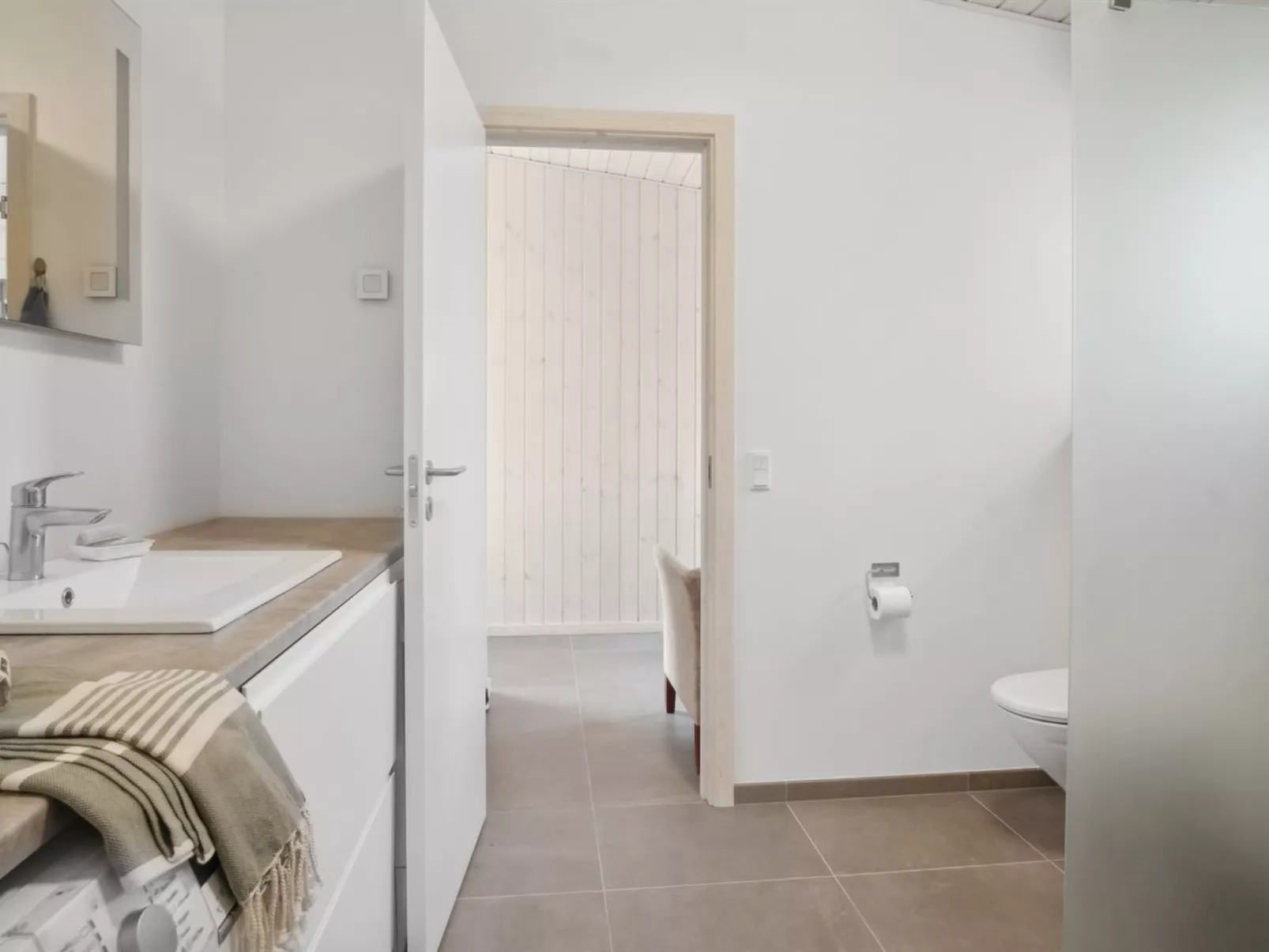 "Toska" - 100m to the fjord-Drinnen