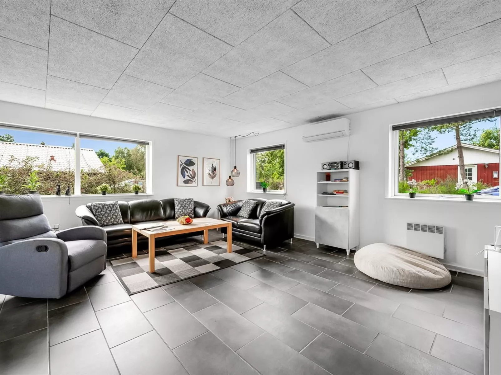 "Amine" - 300m to the fjord-Inside