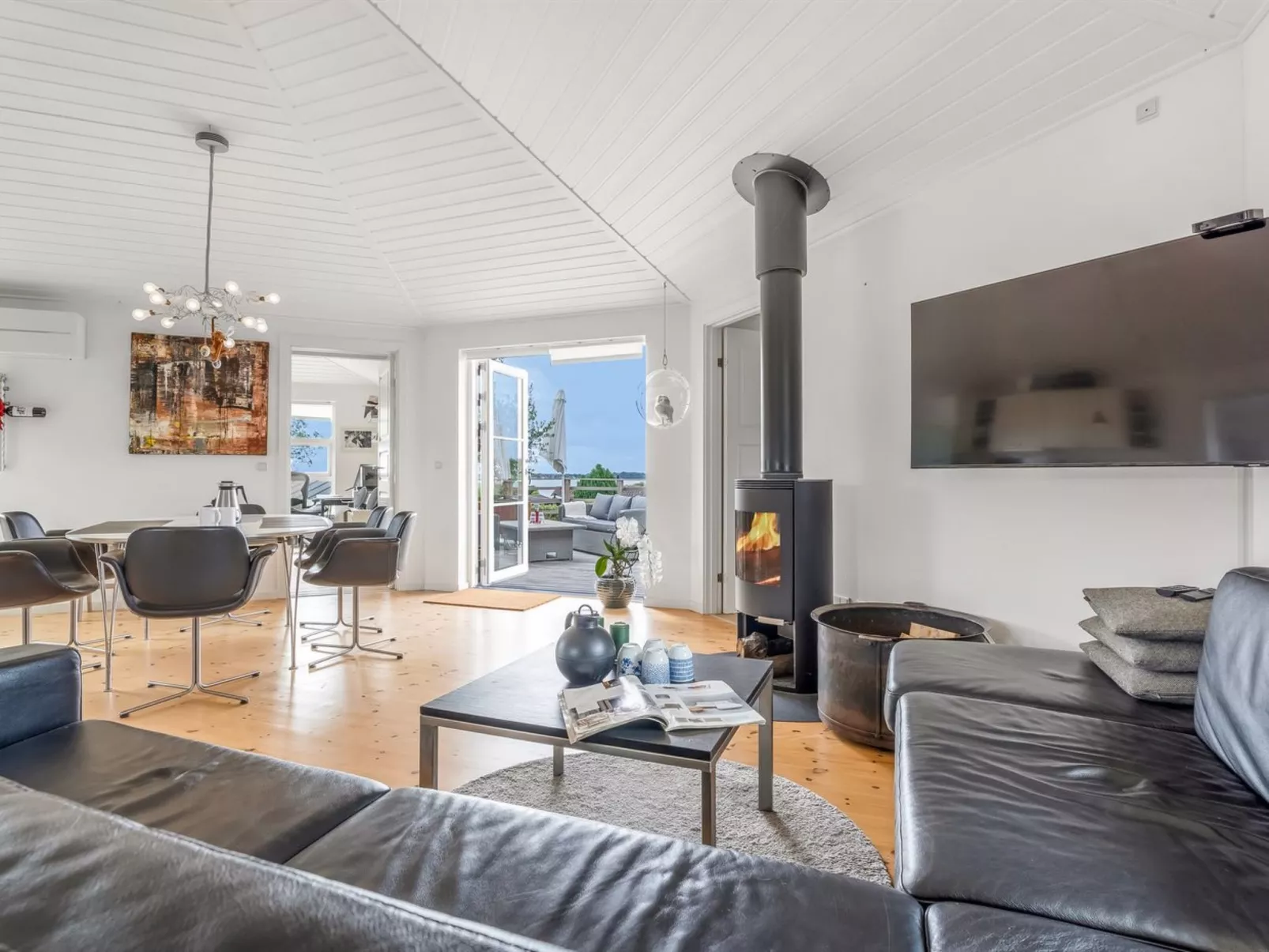 "Glenda" - 2.1km from the sea-Inside