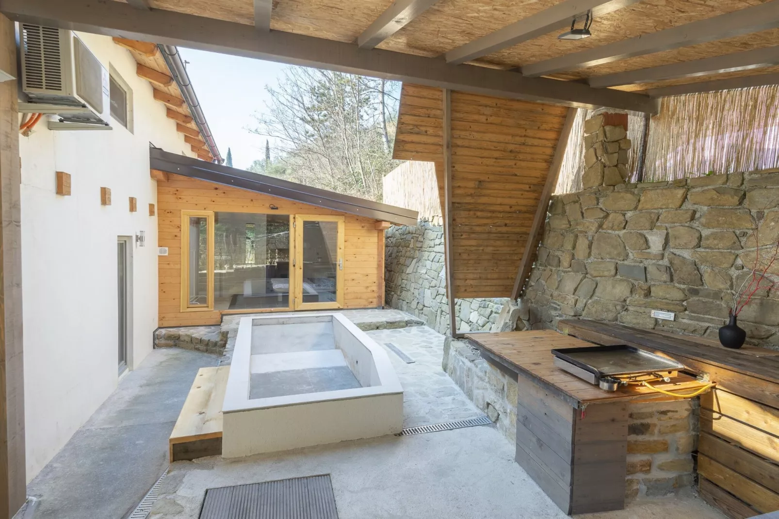 Family-Friendly Serene Retreat Holiday Home - Four Bedroom Holiday Home  with Terrace-Piscine