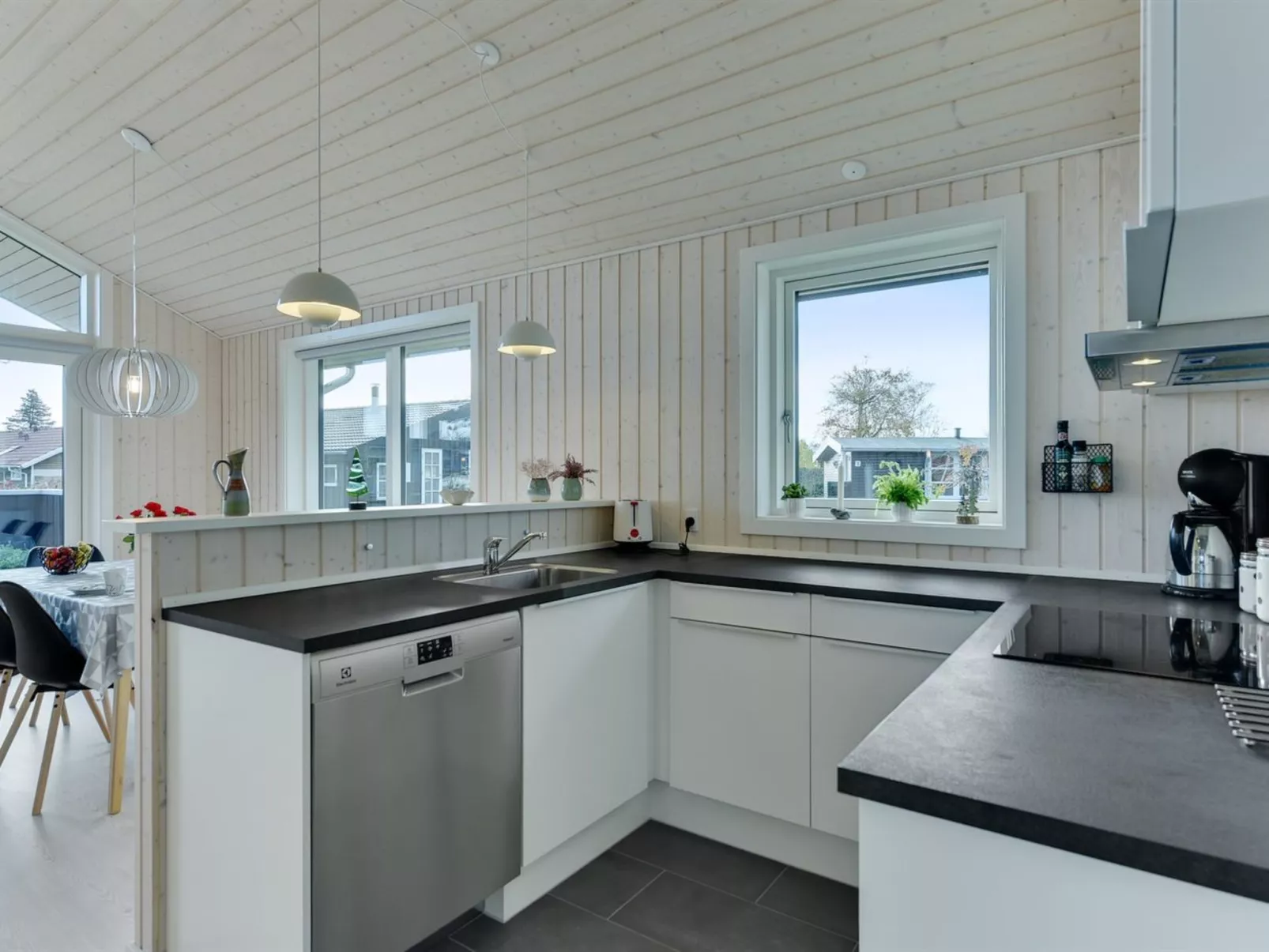 "Sighfrith" - 150m from the sea-Dedans