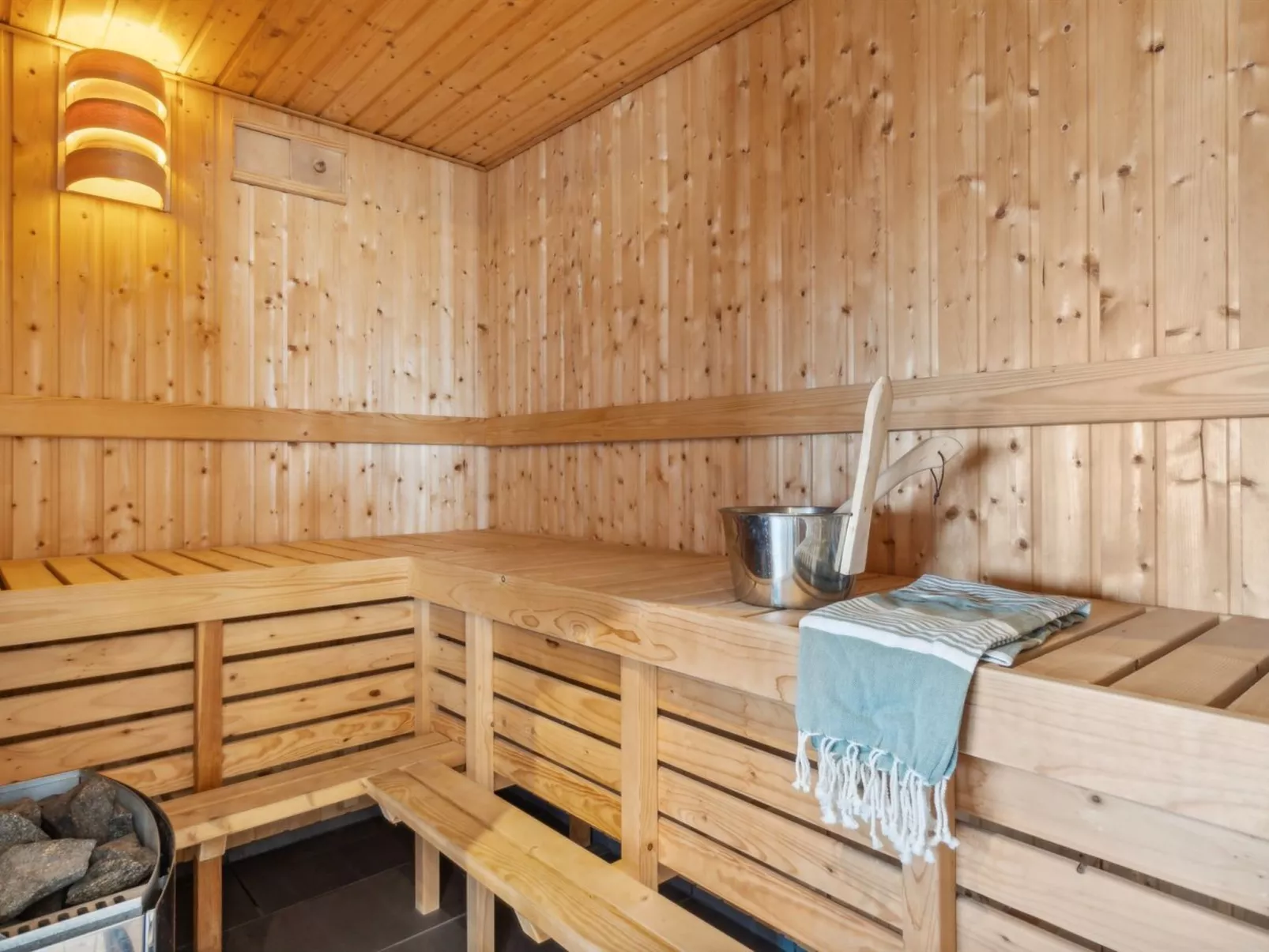 "Finna" - 1km from the sea-Inside