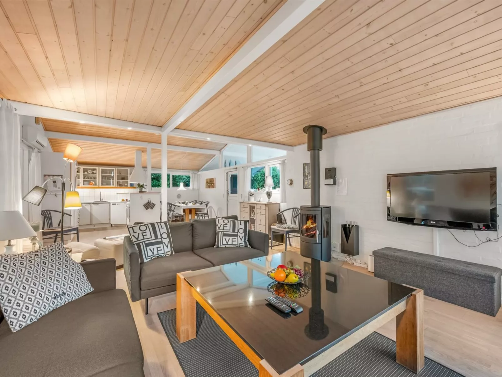 "Emmanuela" - 700m to the fjord-Drinnen