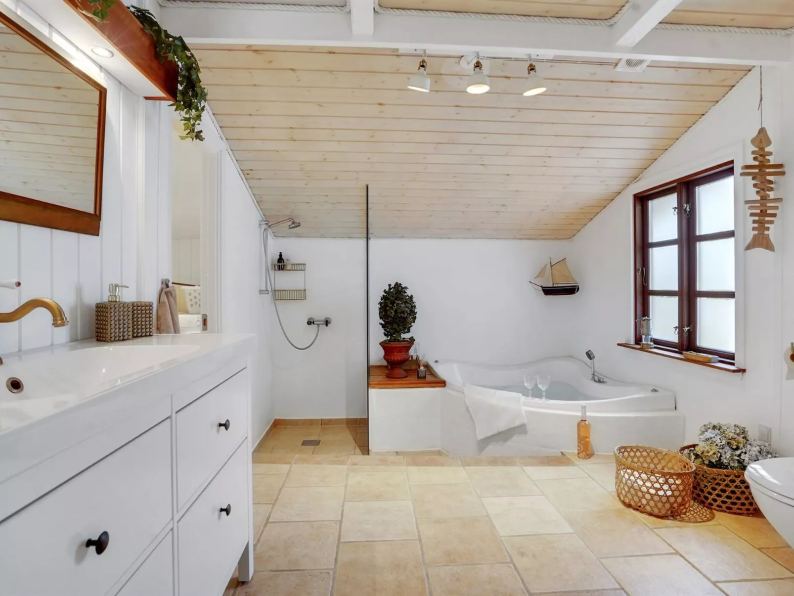 "Gunnulf" - 750m from the sea-Inside