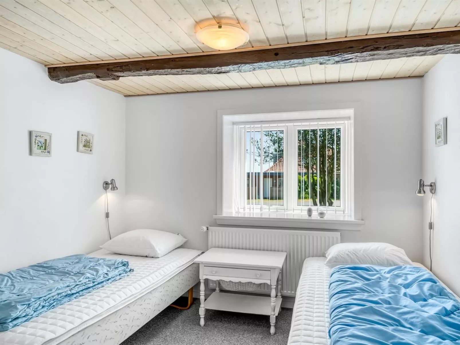 "Kara" - 100m to the fjord-Drinnen