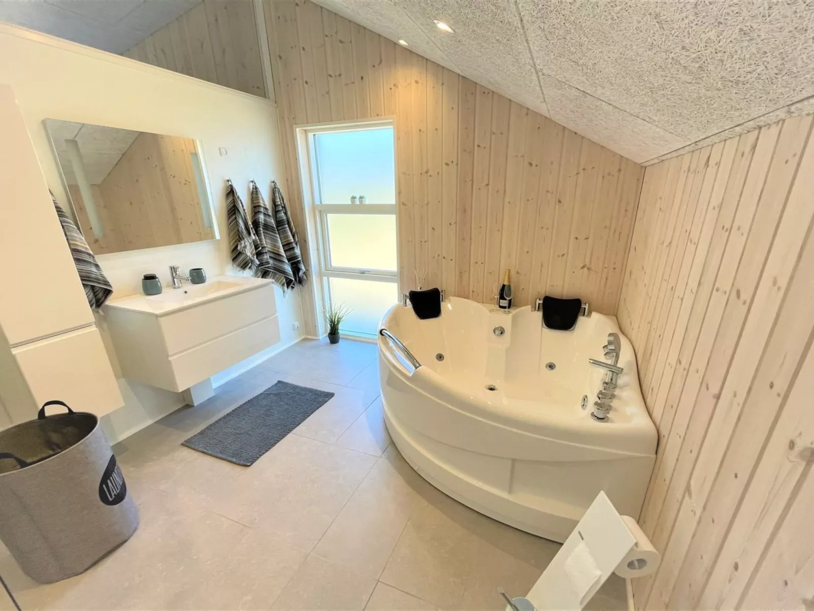 "Gustaf" - 400m to the fjord-Inside