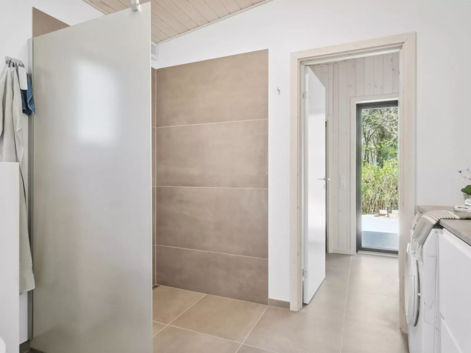 "Toska" - 100m to the fjord-Drinnen