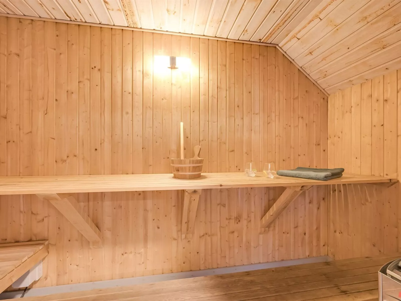 "Aage" - 1.7km from the sea-Drinnen