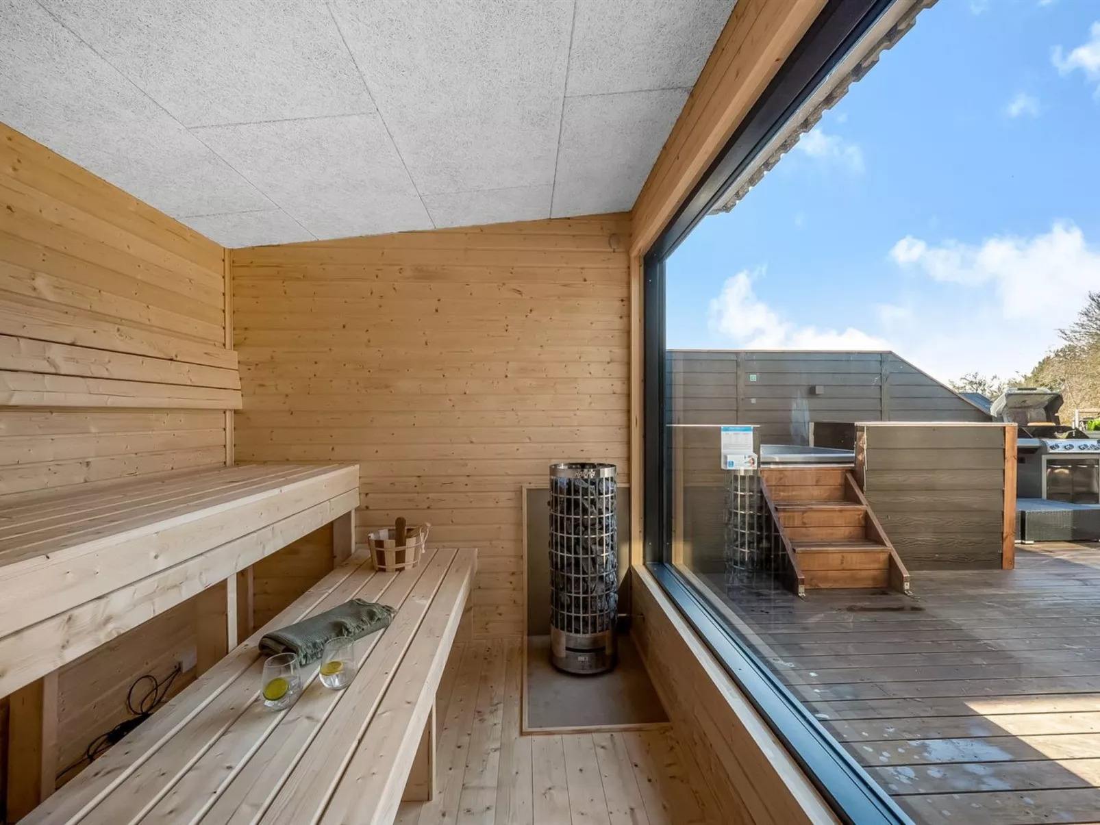 "Elisaveta" - 400m to the fjord-Draußen