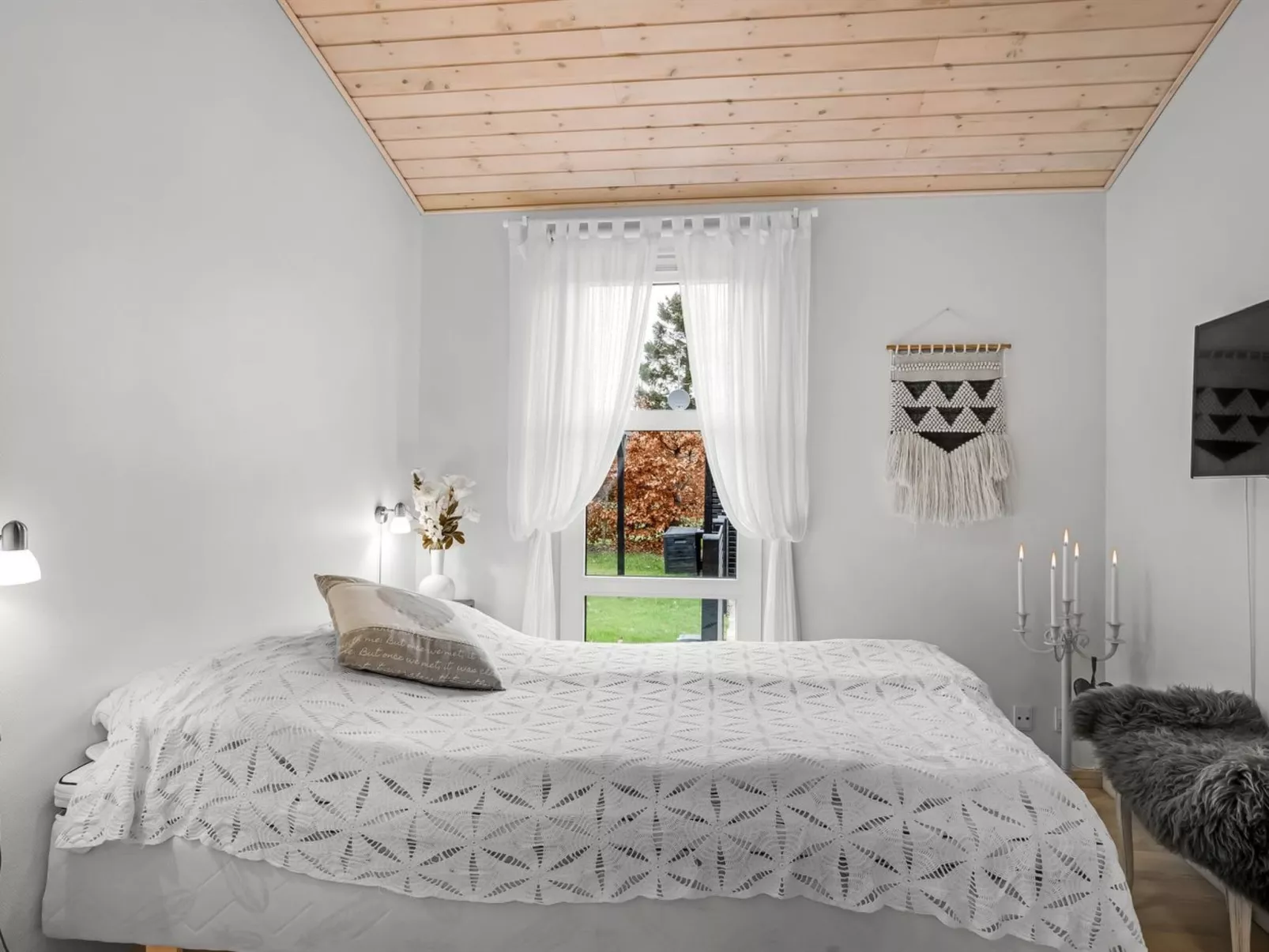 "Maunu" -  from the sea-Dedans