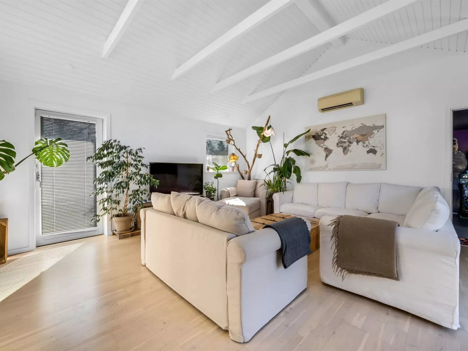 "Hughe" - 1.3km from the sea-Dedans