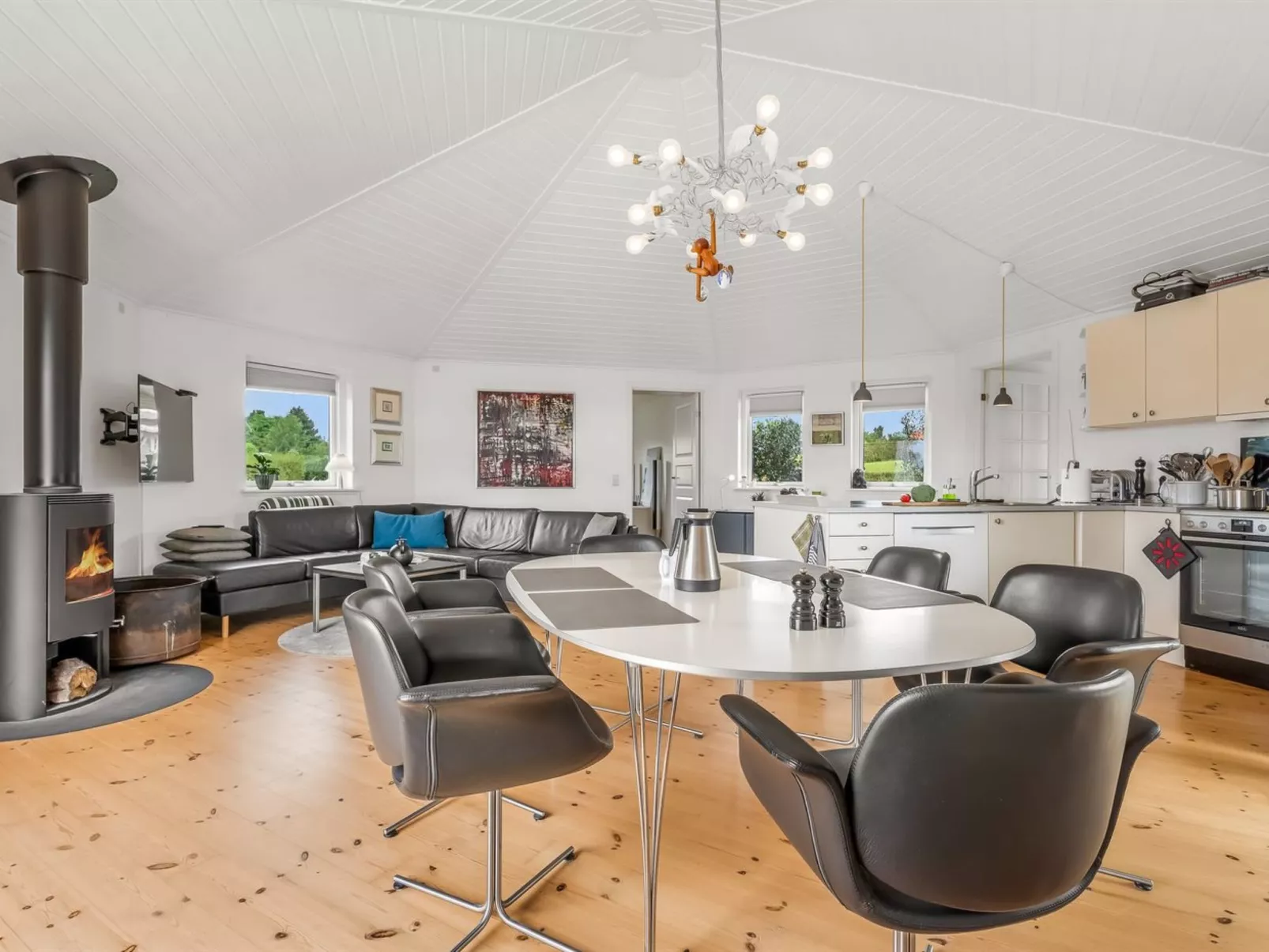 "Glenda" - 2.1km from the sea-Inside