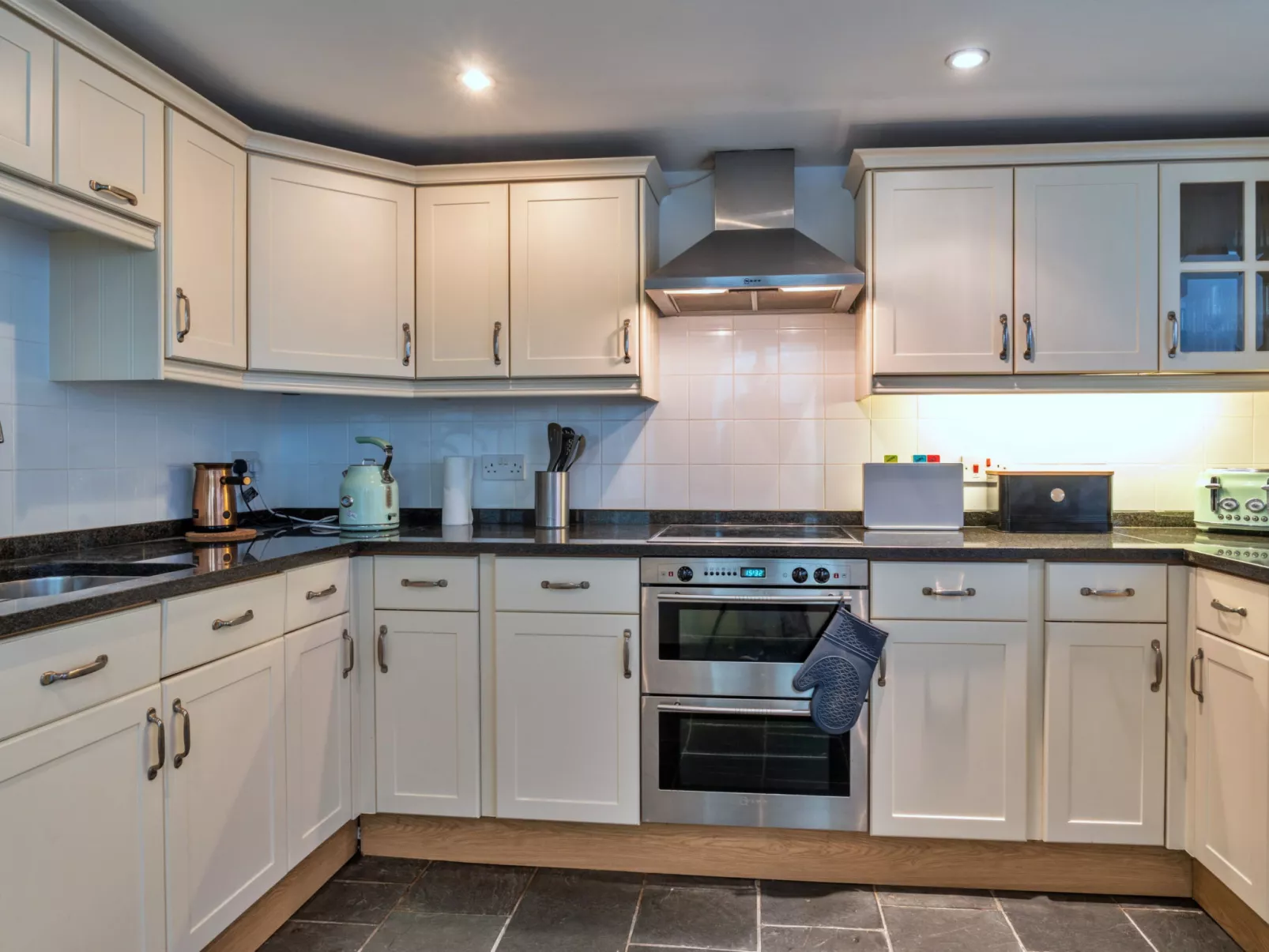 The Old Store-Dedans