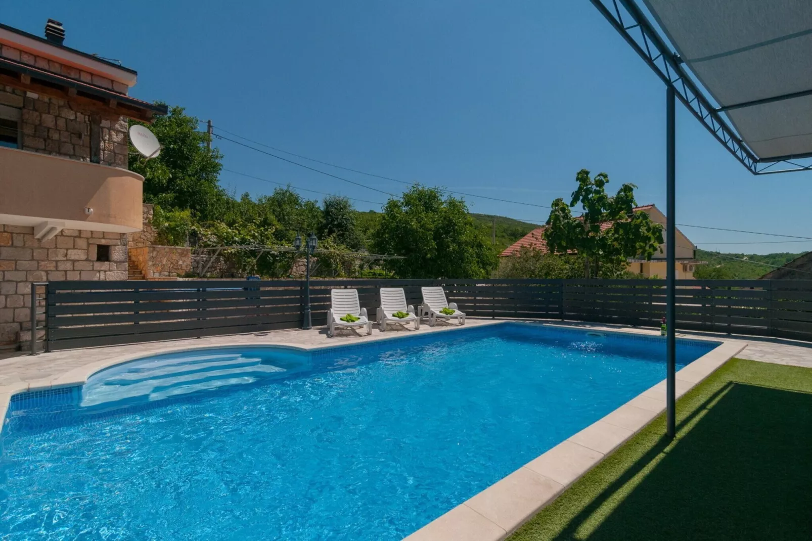 Five-Bedroom Home-Schwimmbad