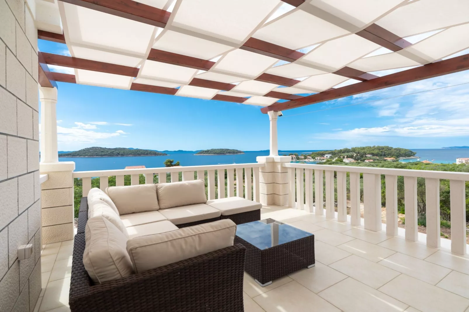 Modern Villa with Pool-Terrasse