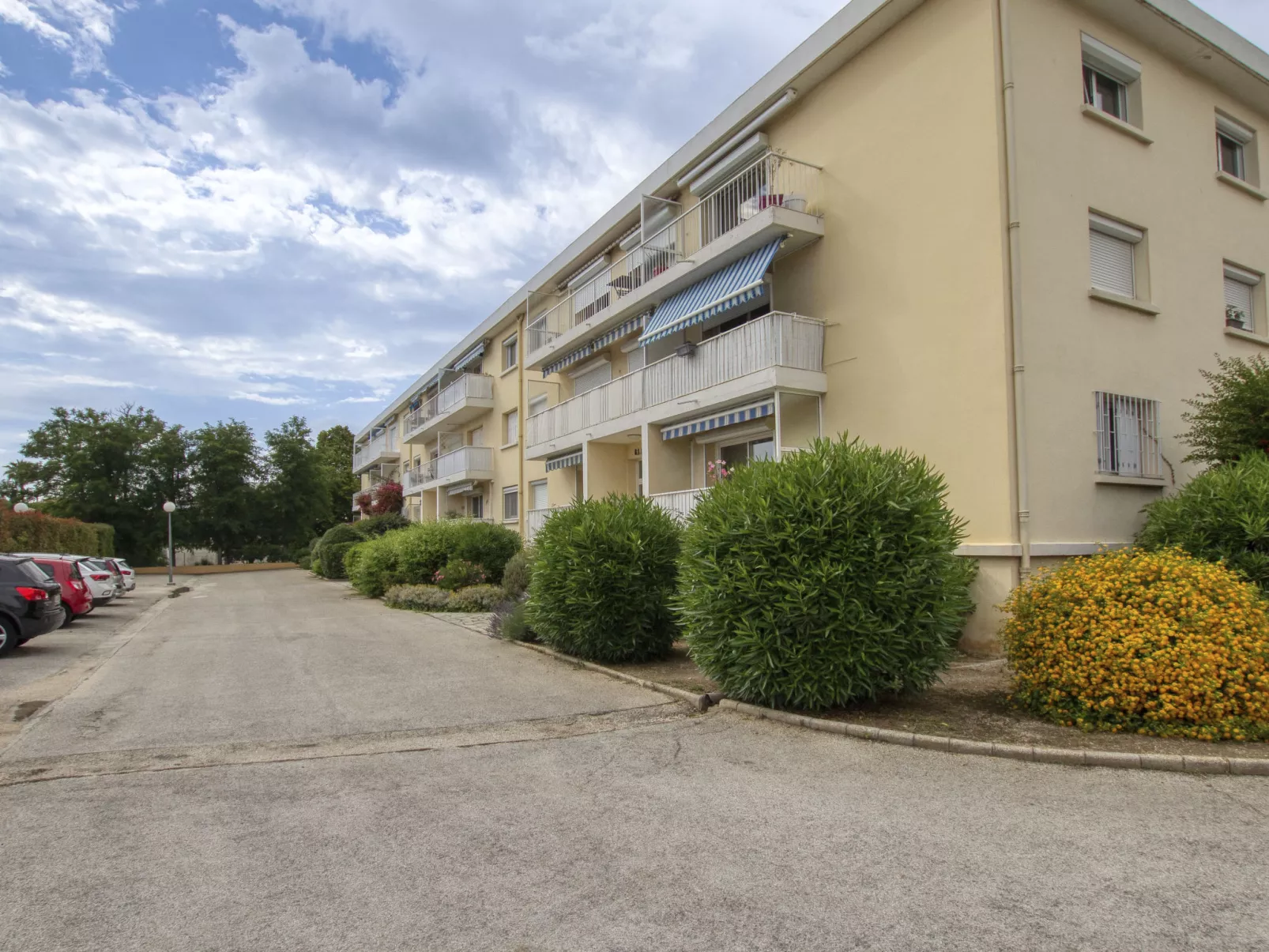 Les Bermudes-Outside