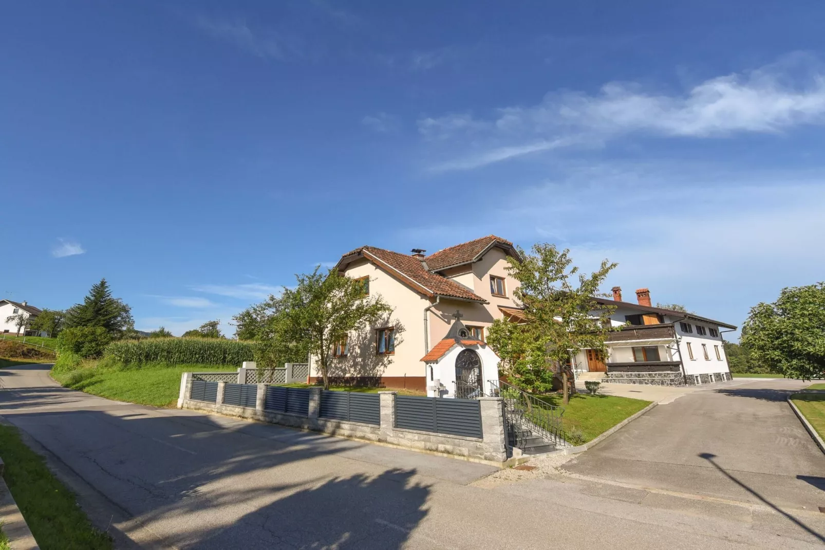 Cozy Luxe Holiday Home with Natural Thermal Bath - Seven Bedroom Holiday Home-Extérieur