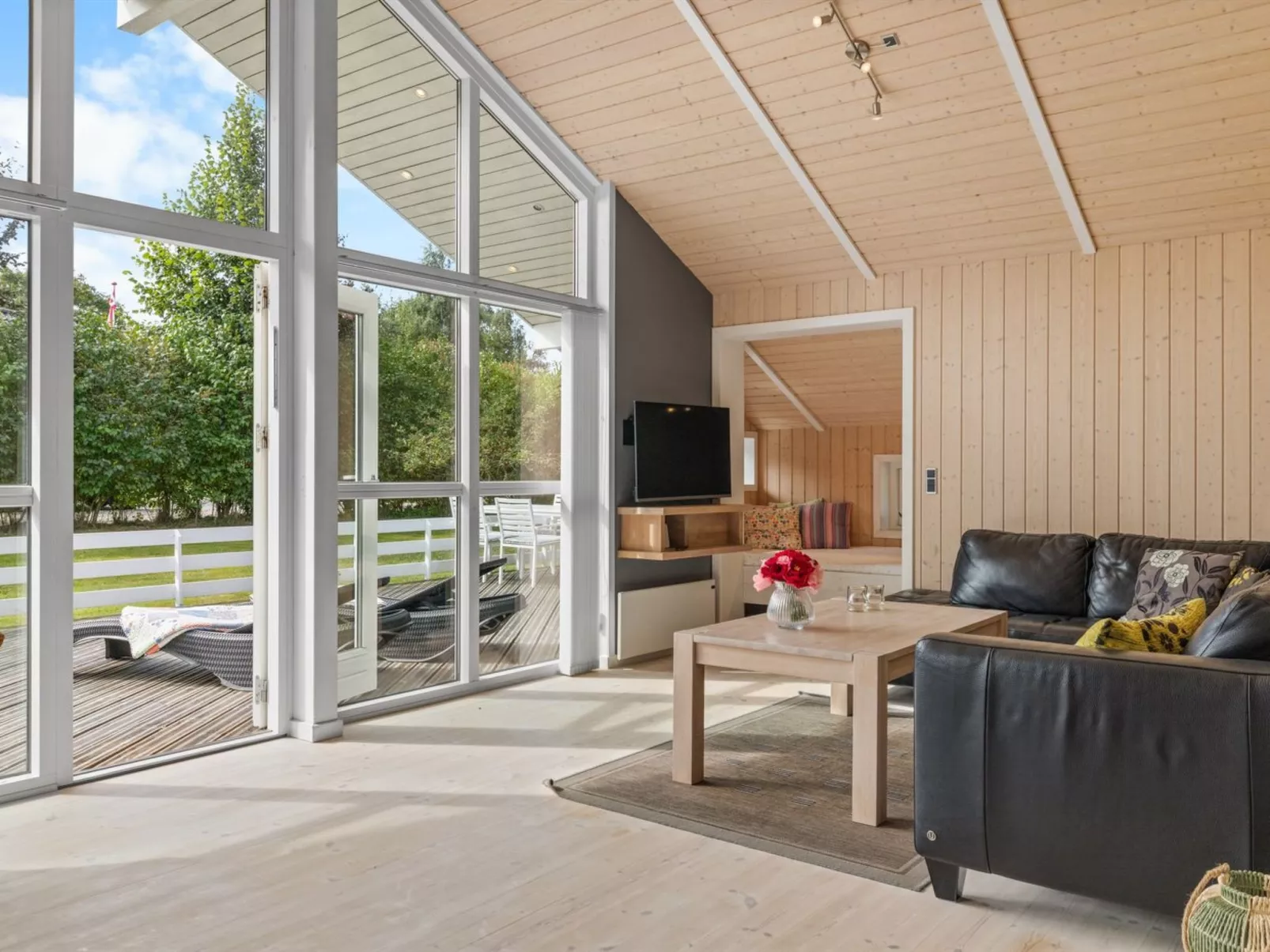 "Ønevus" - 550m from the sea-Drinnen