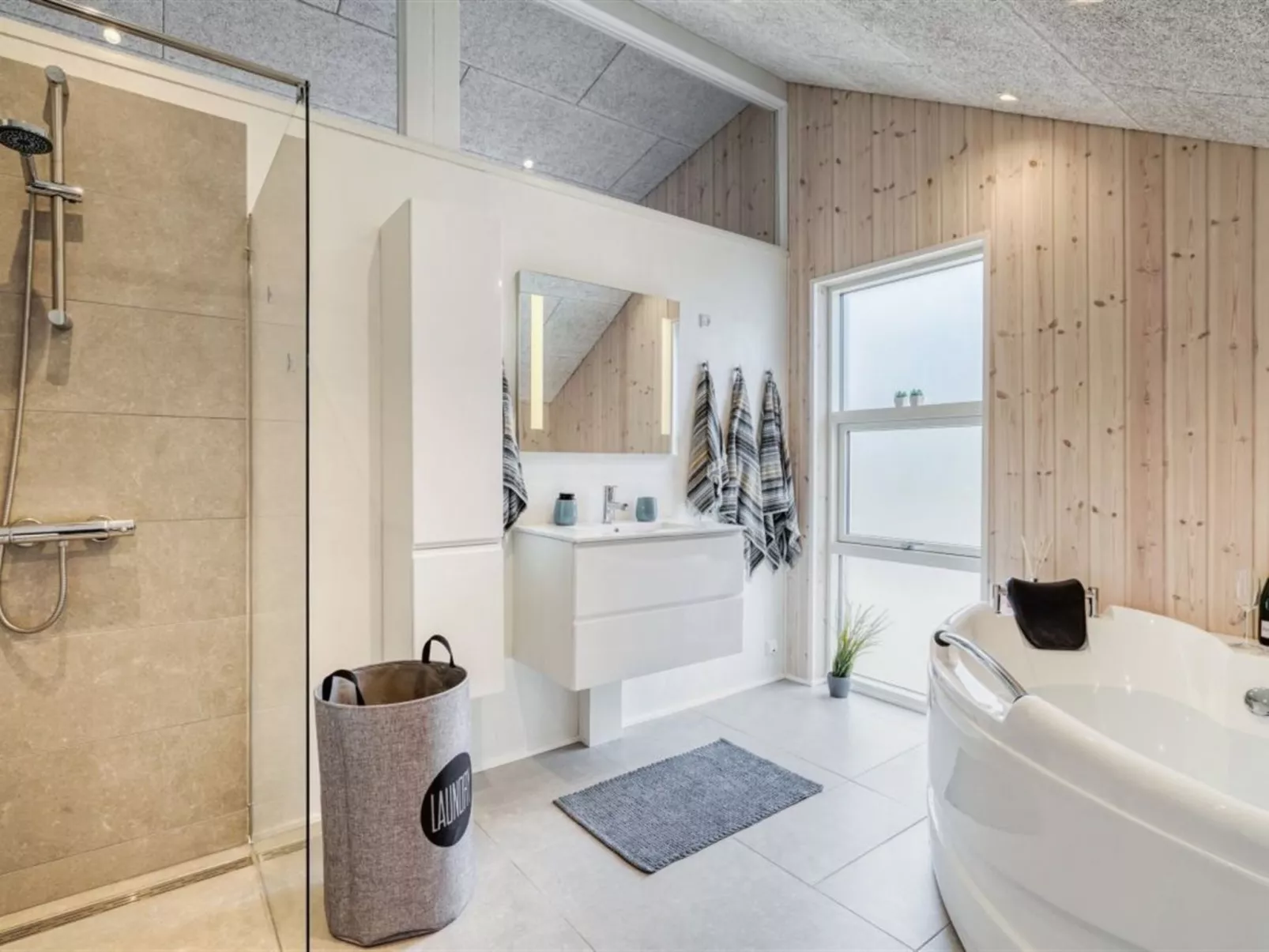 "Gustaf" - 400m to the fjord-Inside