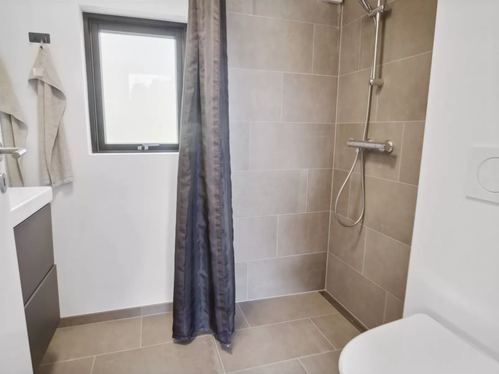 "Toska" - 100m to the fjord-Drinnen