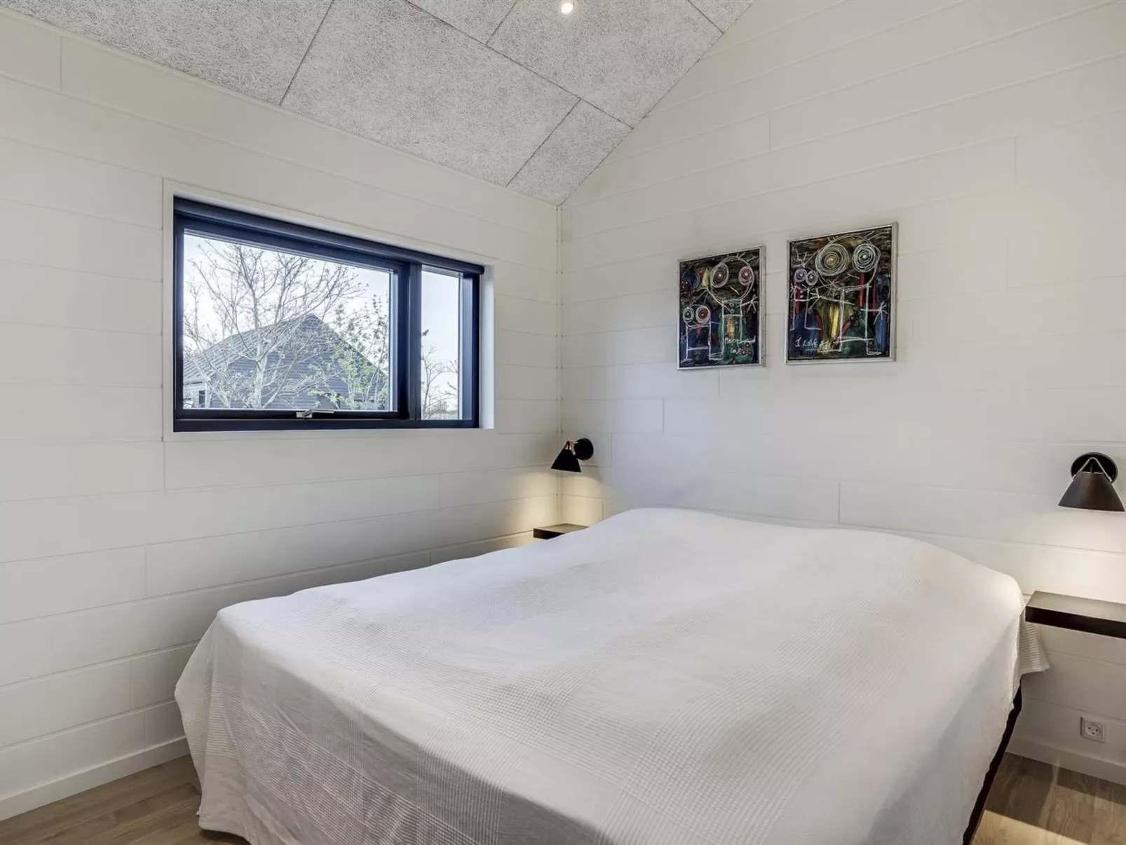 "Jonne" - 200m to the fjord-Drinnen