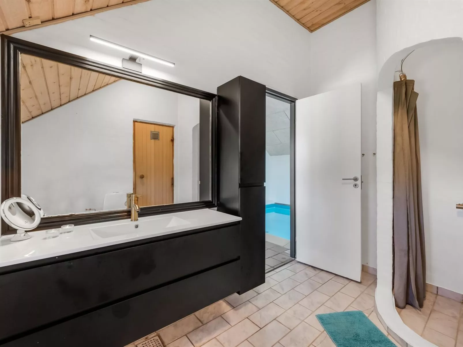 "Aage" - 1.7km from the sea-Drinnen