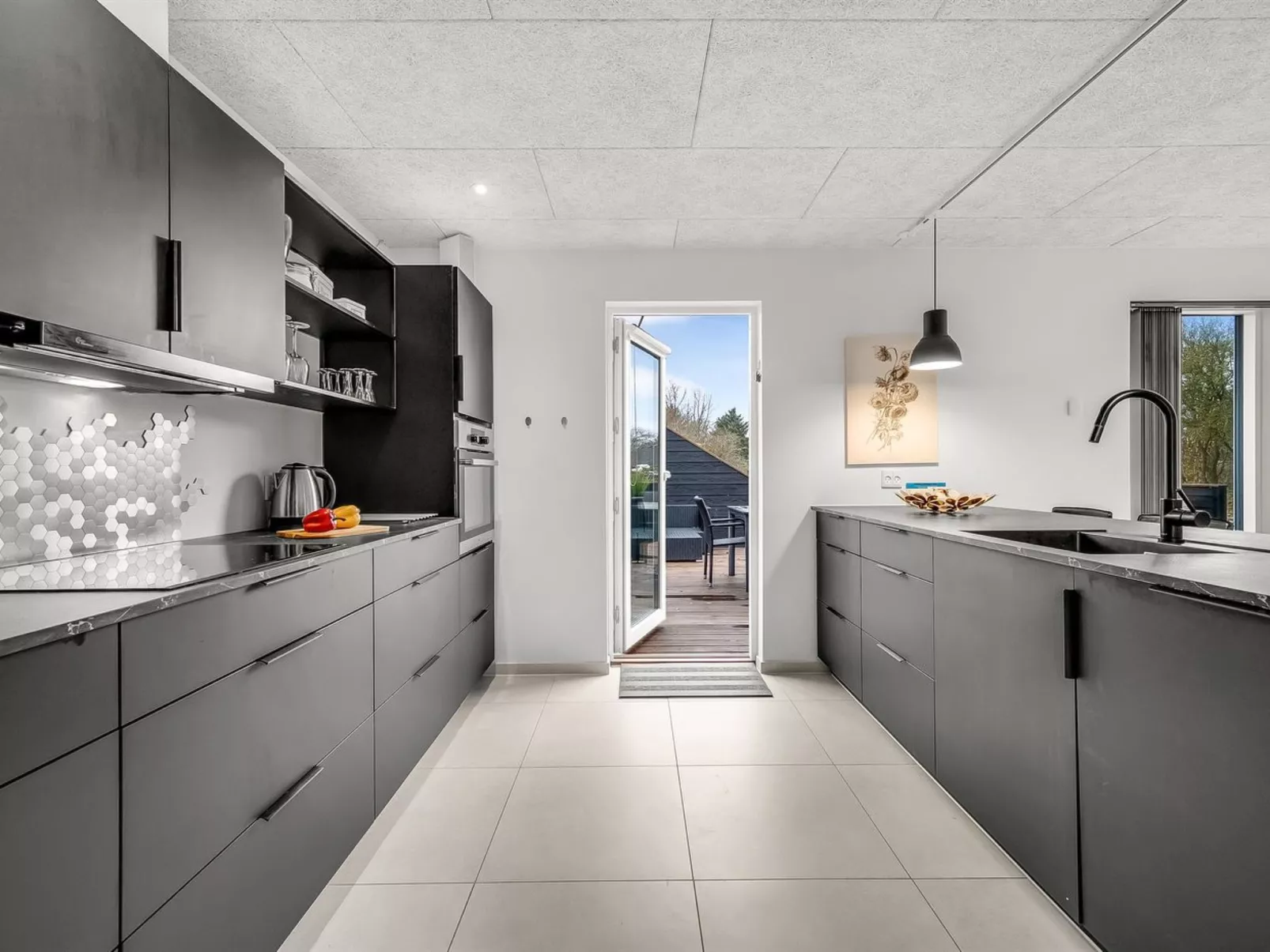 "Elisaveta" - 400m to the fjord-Drinnen