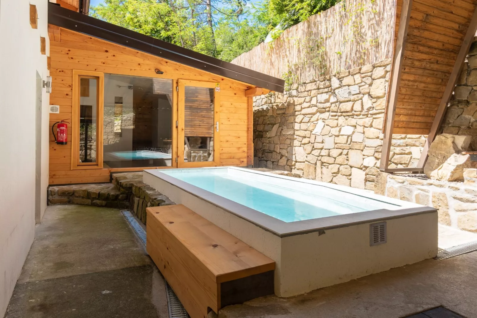 Family-Friendly Serene Retreat Holiday Home - Four Bedroom Holiday Home  with Terrace-Piscine