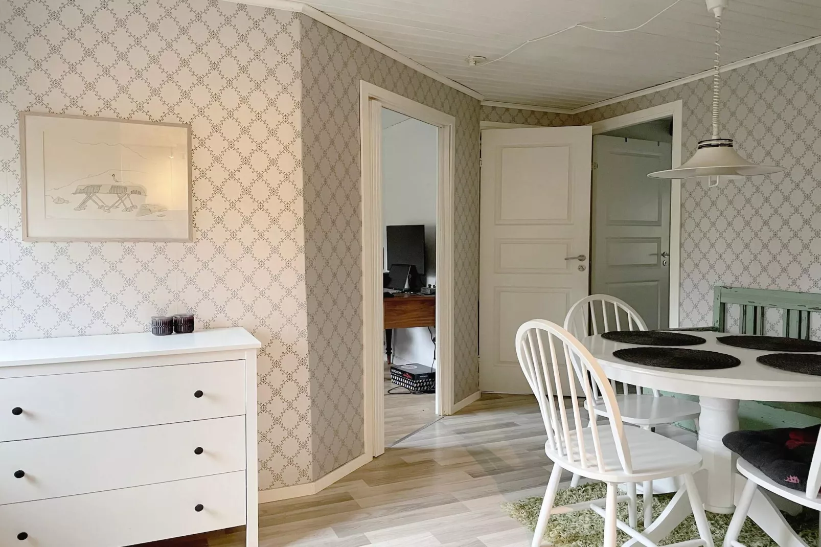 Cozy Forest Hideaway with Hot Tub-Indoor