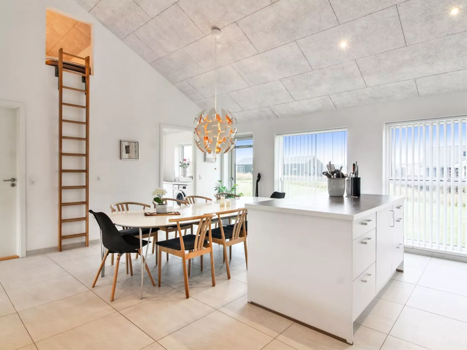 "Edgar" - 1.5km from the sea-Inside