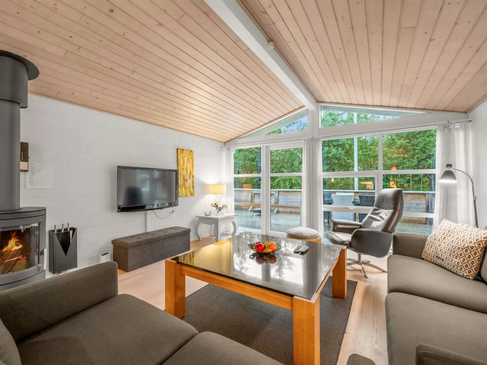 "Emmanuela" - 700m to the fjord-Drinnen