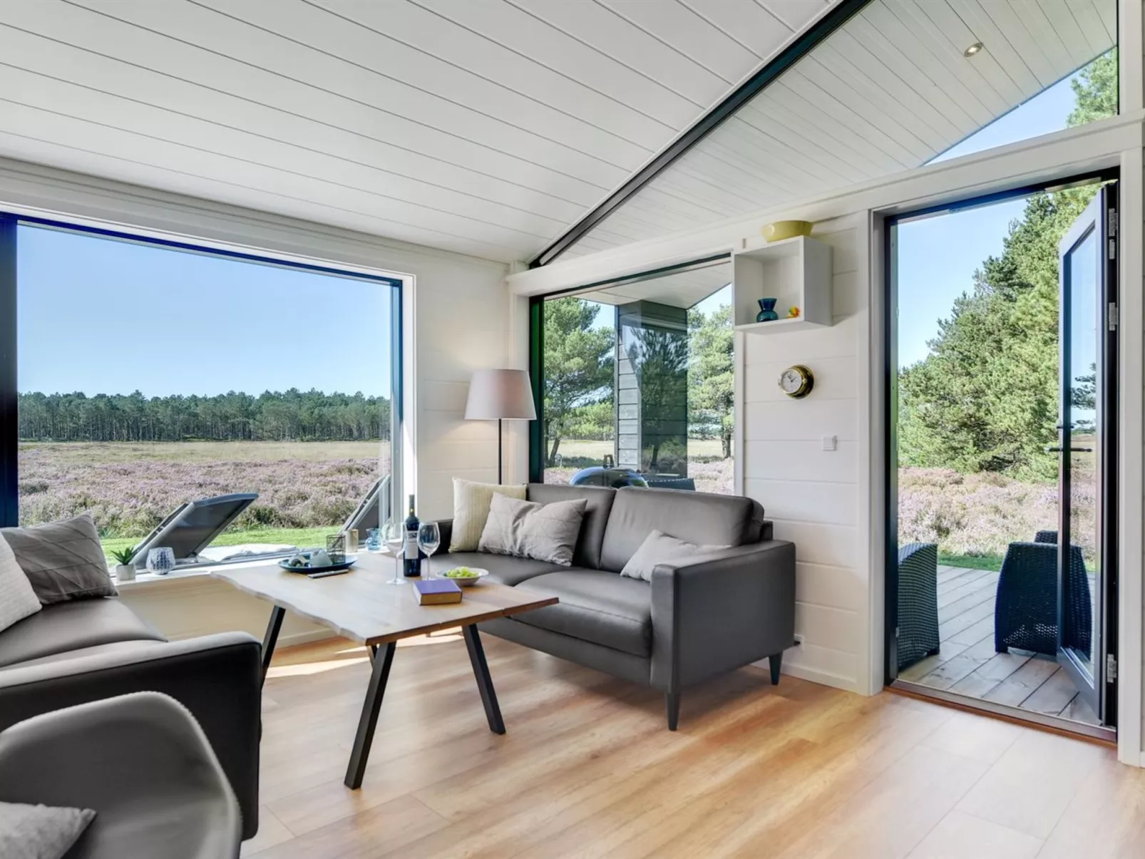 "Tea" - 2.7km from the sea-Dedans