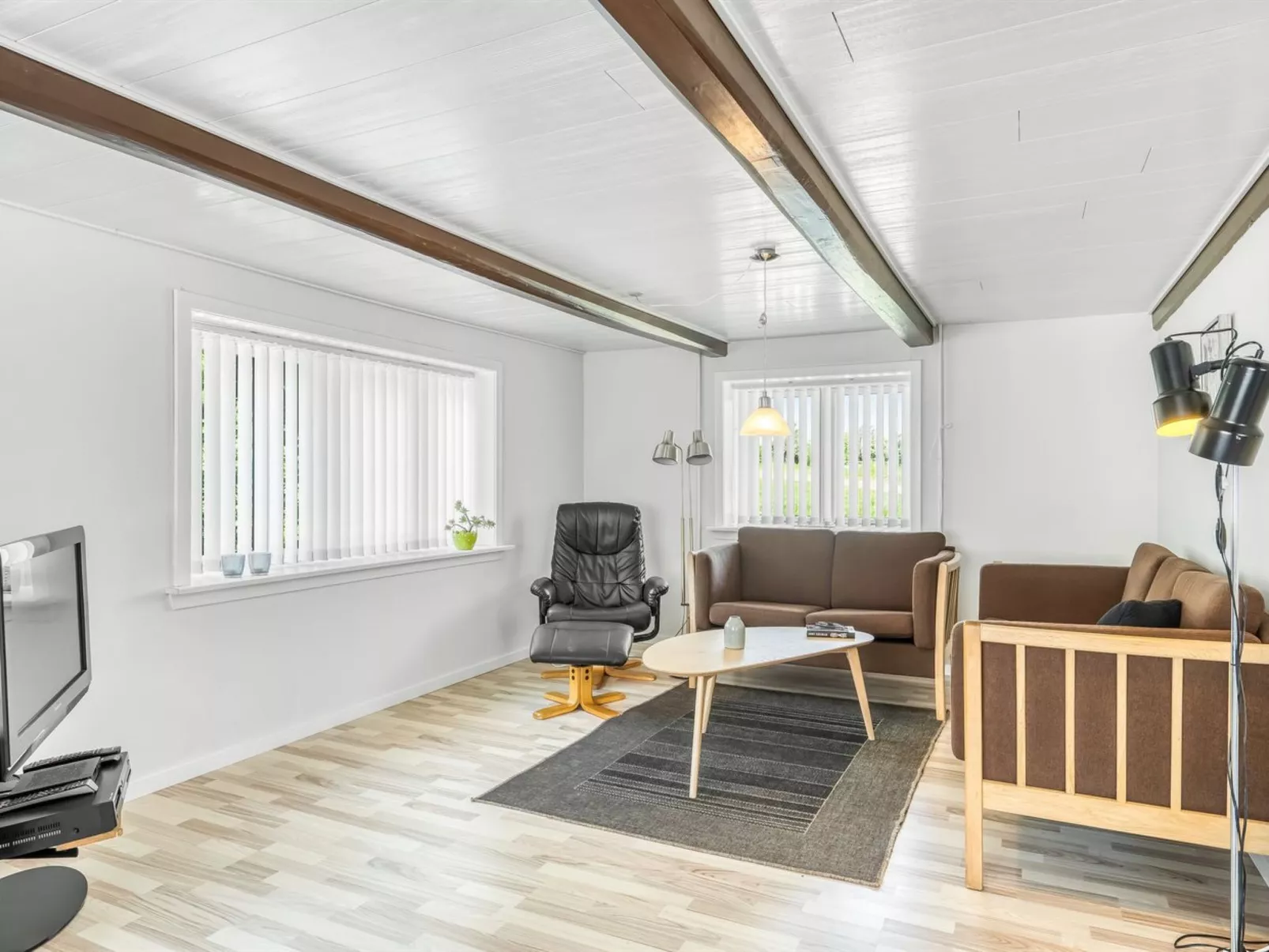 "Kara" - 100m to the fjord-Drinnen