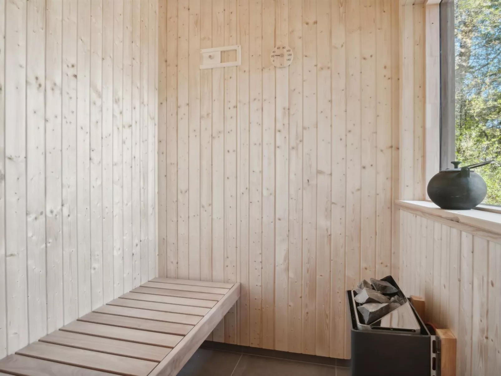 "Toska" - 100m to the fjord-Drinnen