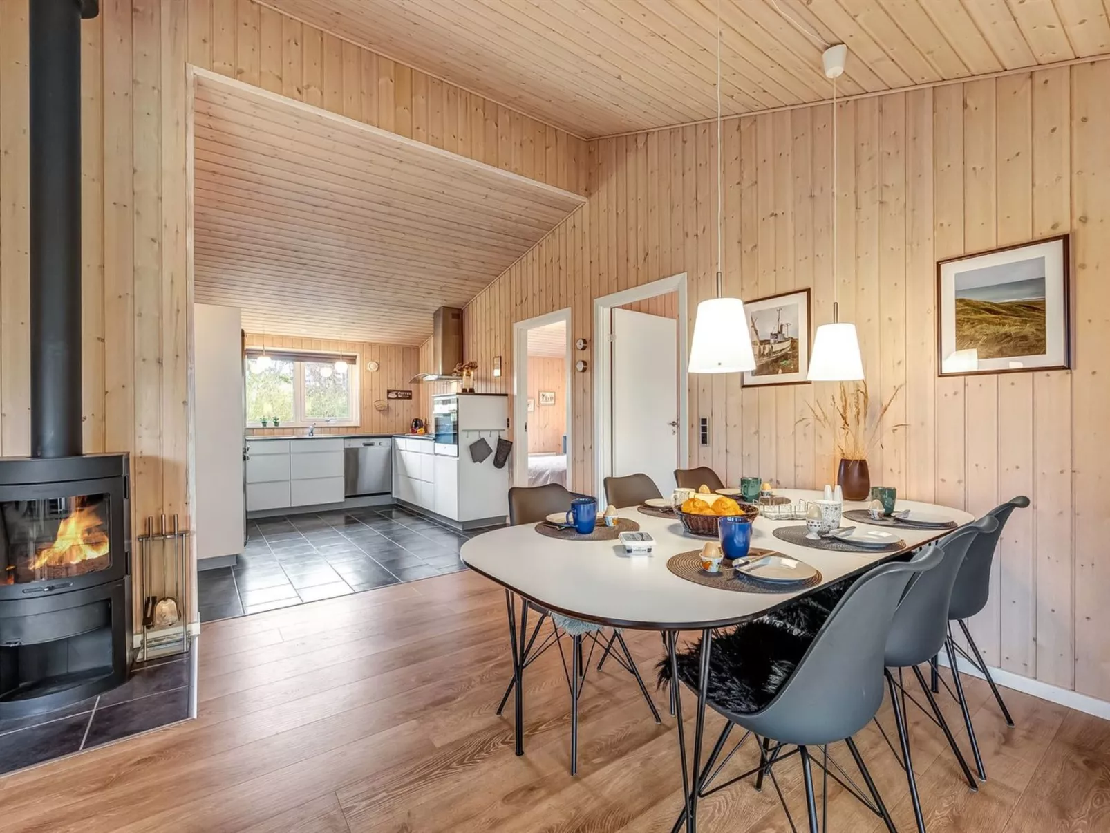 "Anelise" - 800m to the fjord-Drinnen