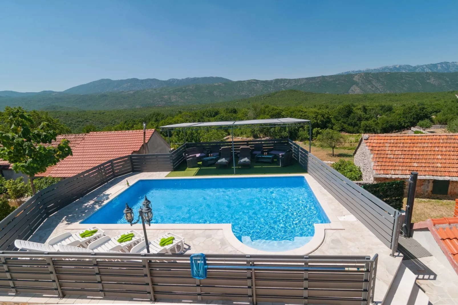 Five-Bedroom Home-Schwimmbad