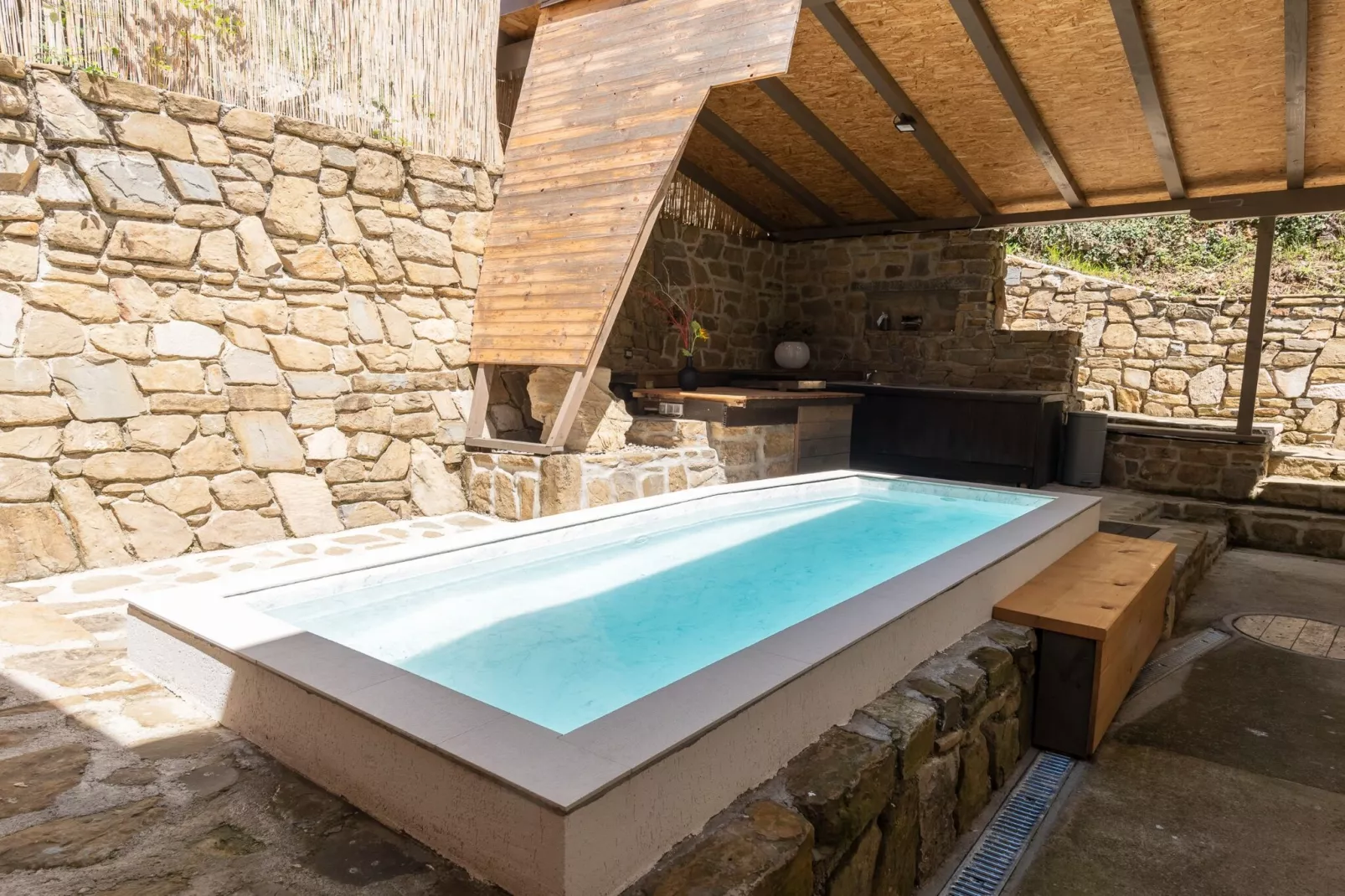 Family-Friendly Serene Retreat Holiday Home - Four Bedroom Holiday Home  with Terrace-Piscine