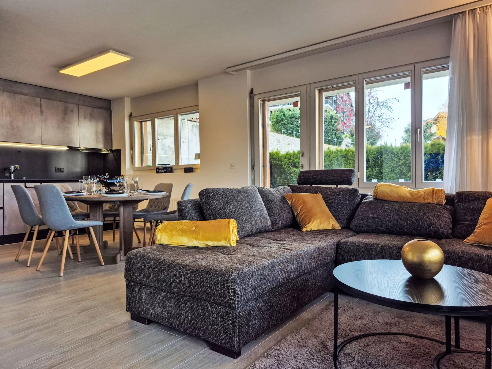 Ambassador 2/1-Inside