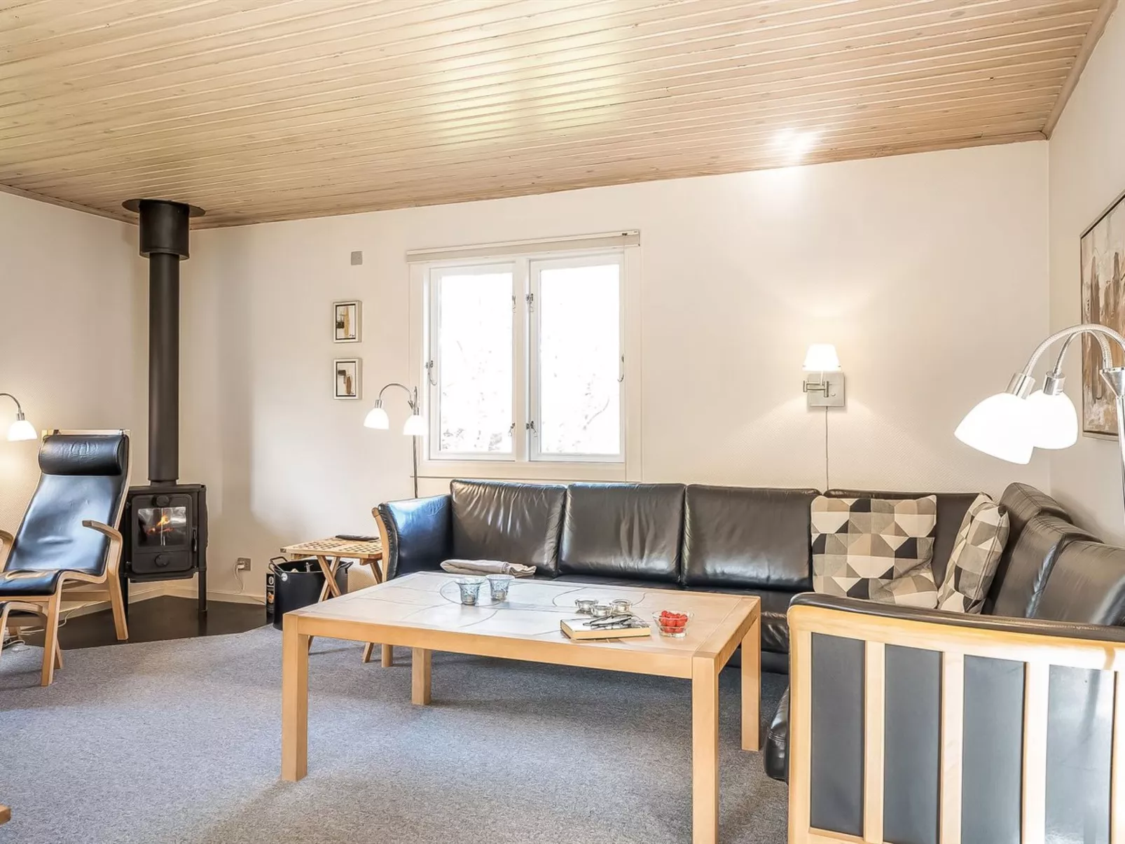 "Lökea" - 800m from the sea-Drinnen