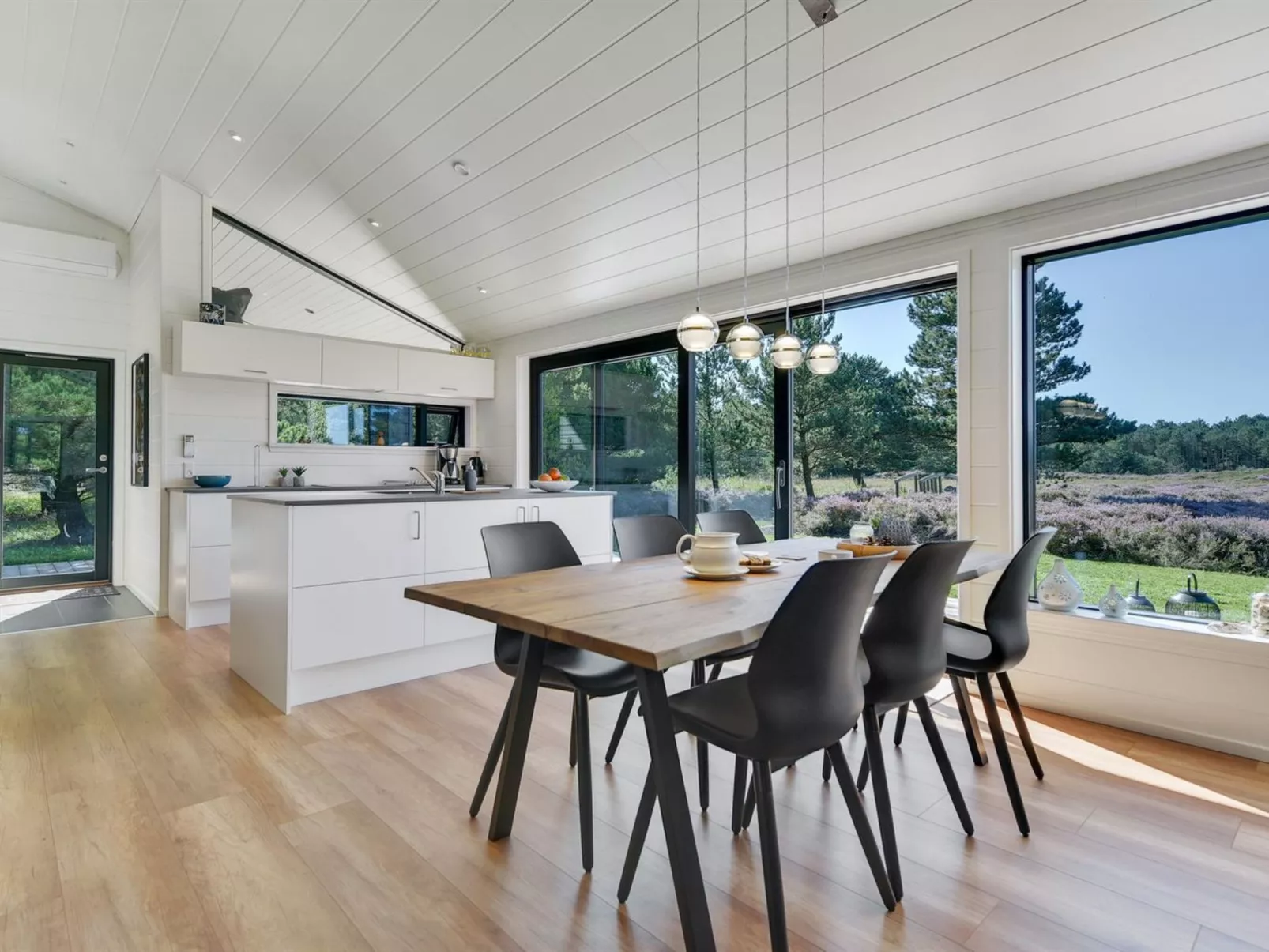 "Tea" - 2.7km from the sea-Dedans