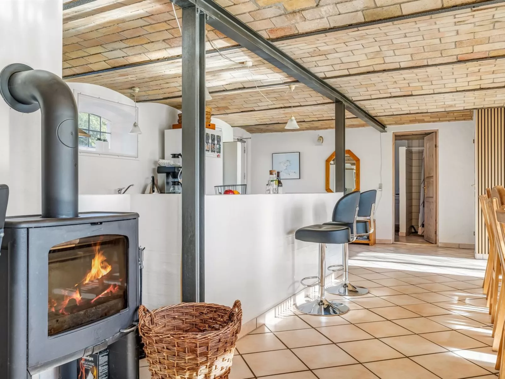 "Kara" - 100m to the fjord-Drinnen